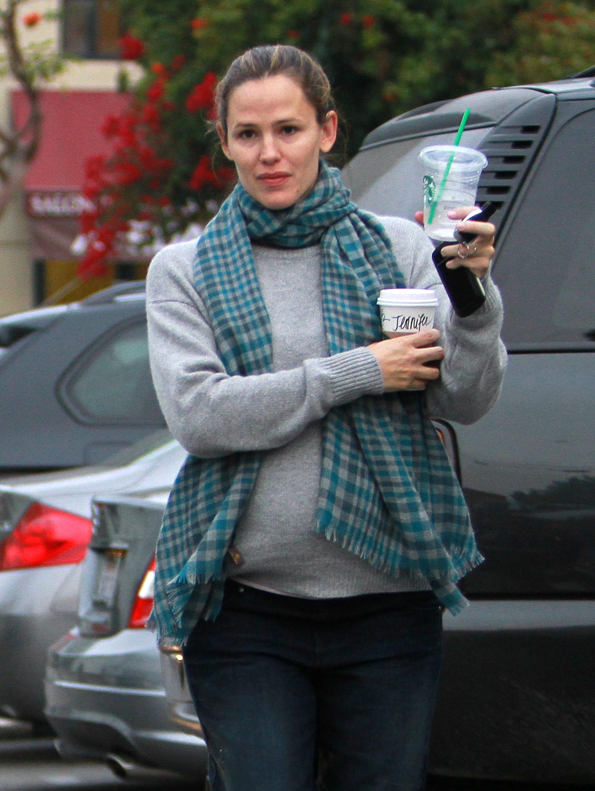 Jennifer Garner se promène avec une boisson à la main à Brentwood le 24 octobre 2011, à Los Angeles, en Californie. | Source : Getty Images