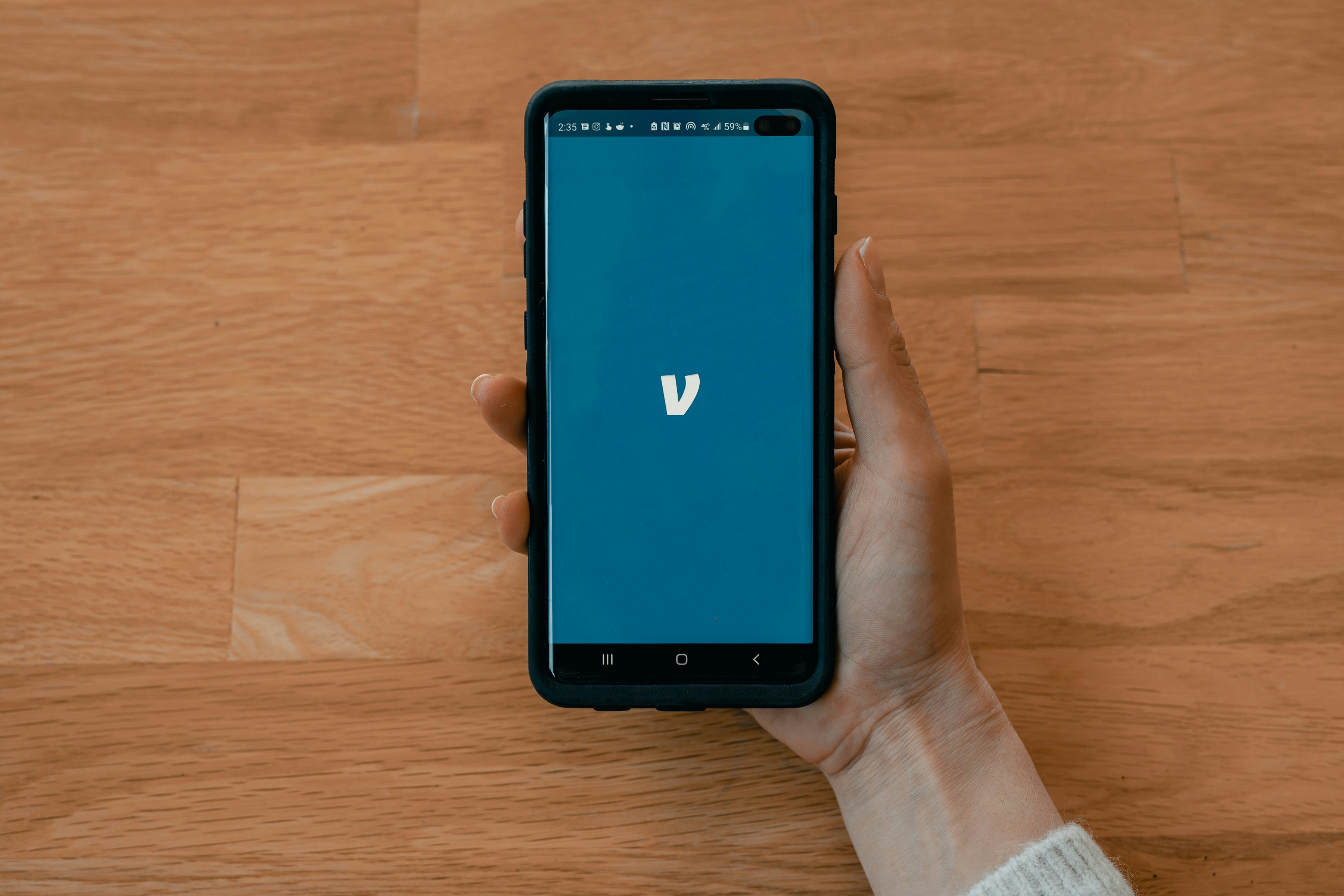Une personne tenant un téléphone portable | Source : Unsplash
