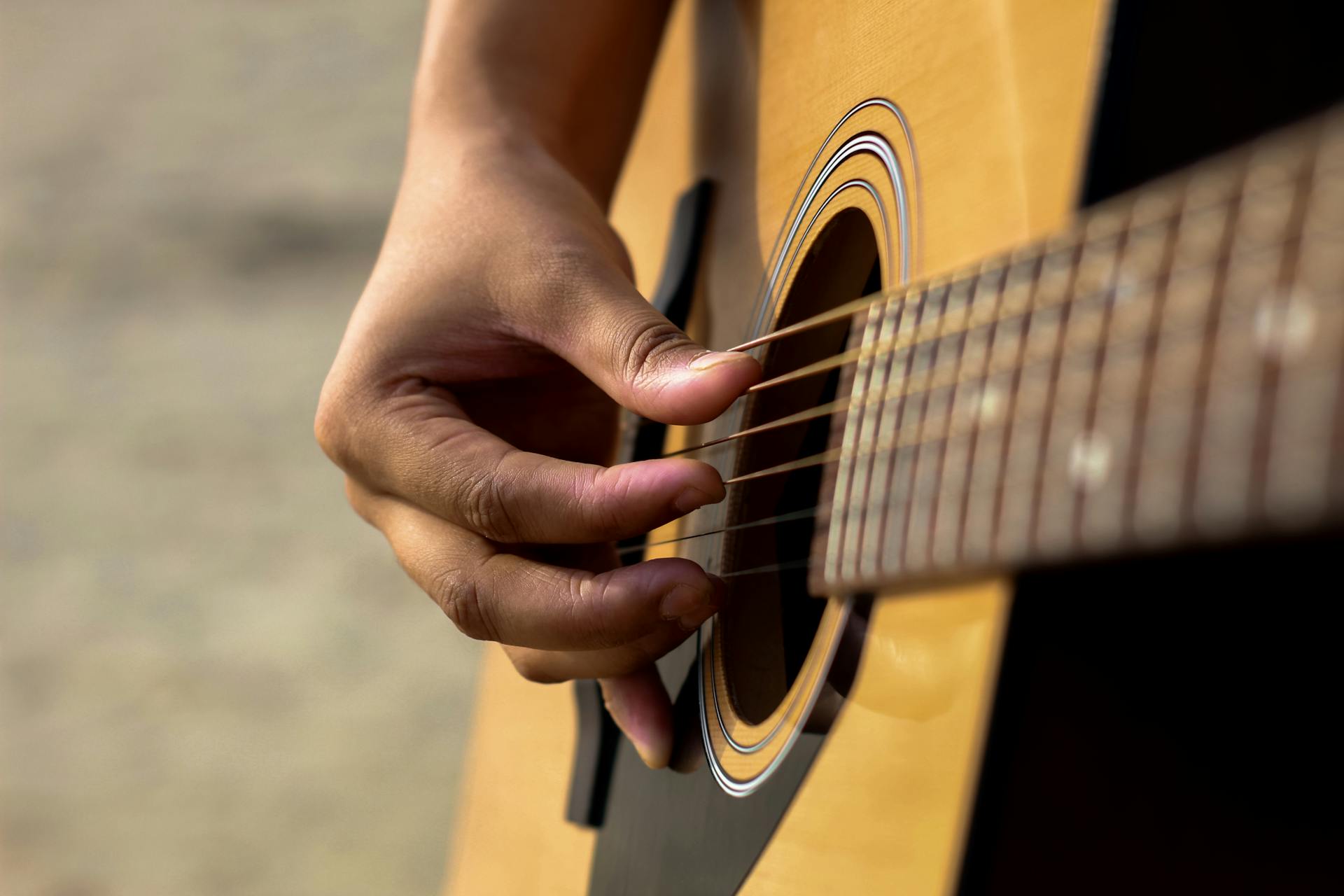 Une personne jouant de la guitare | Source : Pexels