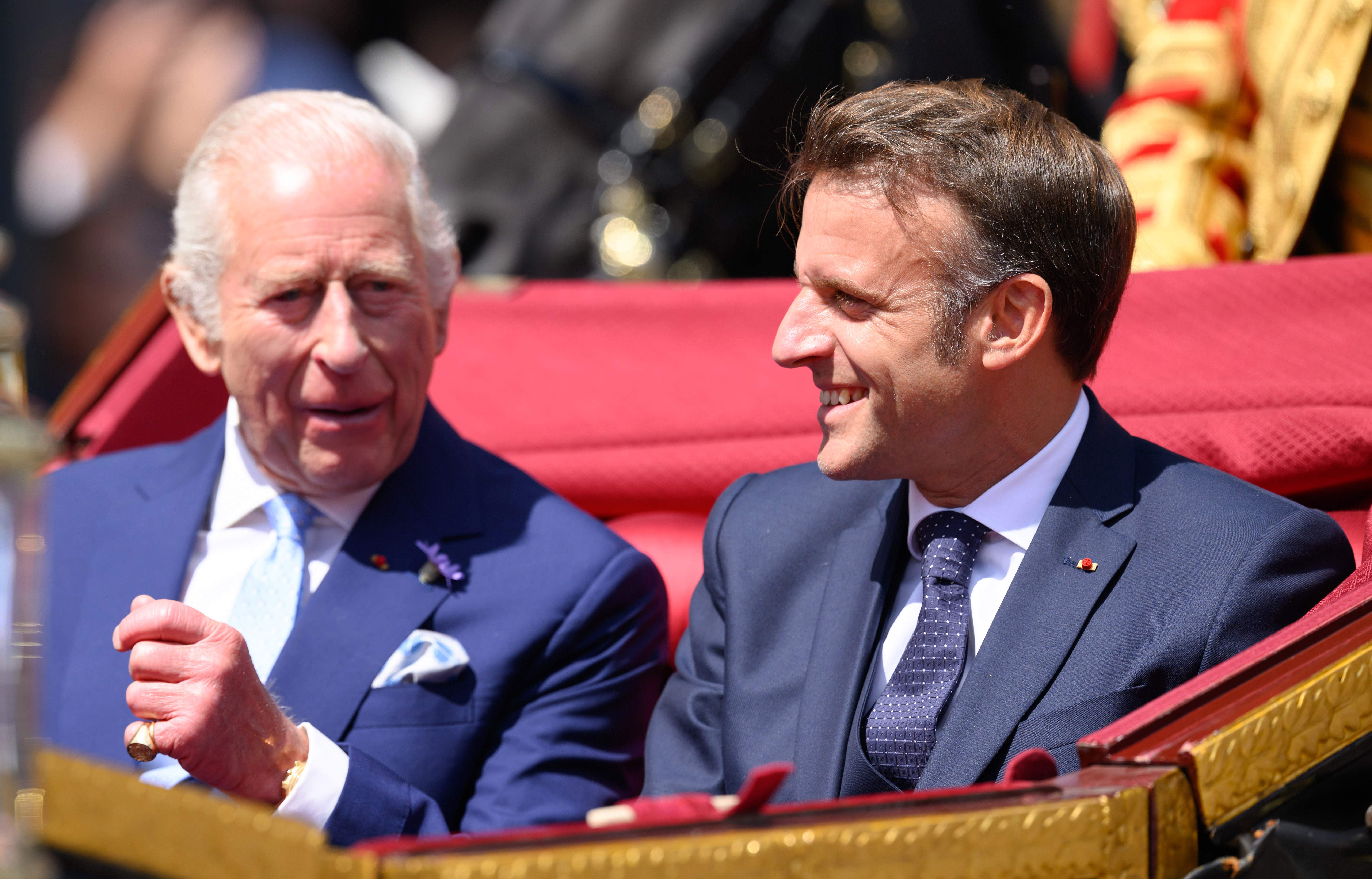 Le roi Charles III et Emmanuel Macron lors de la procession en calèche vers le château de Windsor, le 8 juillet 2025, à Windsor, en Angleterre | Source : Getty Images
