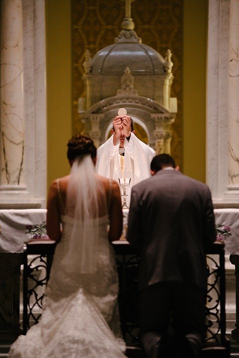 Les mariés qui prennent la bénédiction. | Photo : Pixabay