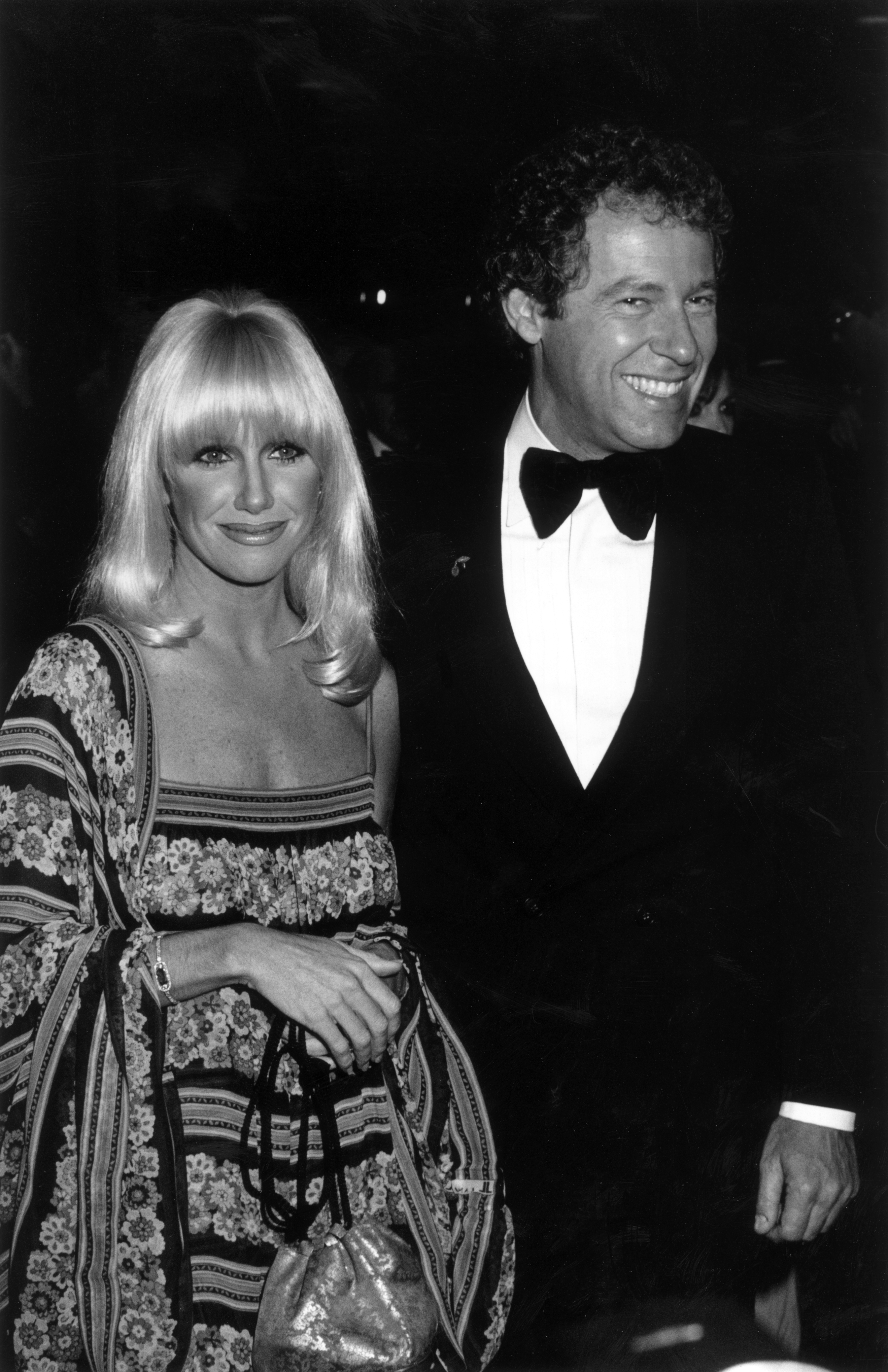 Suzanne Somers et son mari, l'animateur de télévision canadien Alan Hamel, sourient alors qu'ils assistent au dîner Simon Wiesenthal à l'hôtel Century Plaza en novembre 1980 à Los Angeles, en Californie. | Source : Getty Images