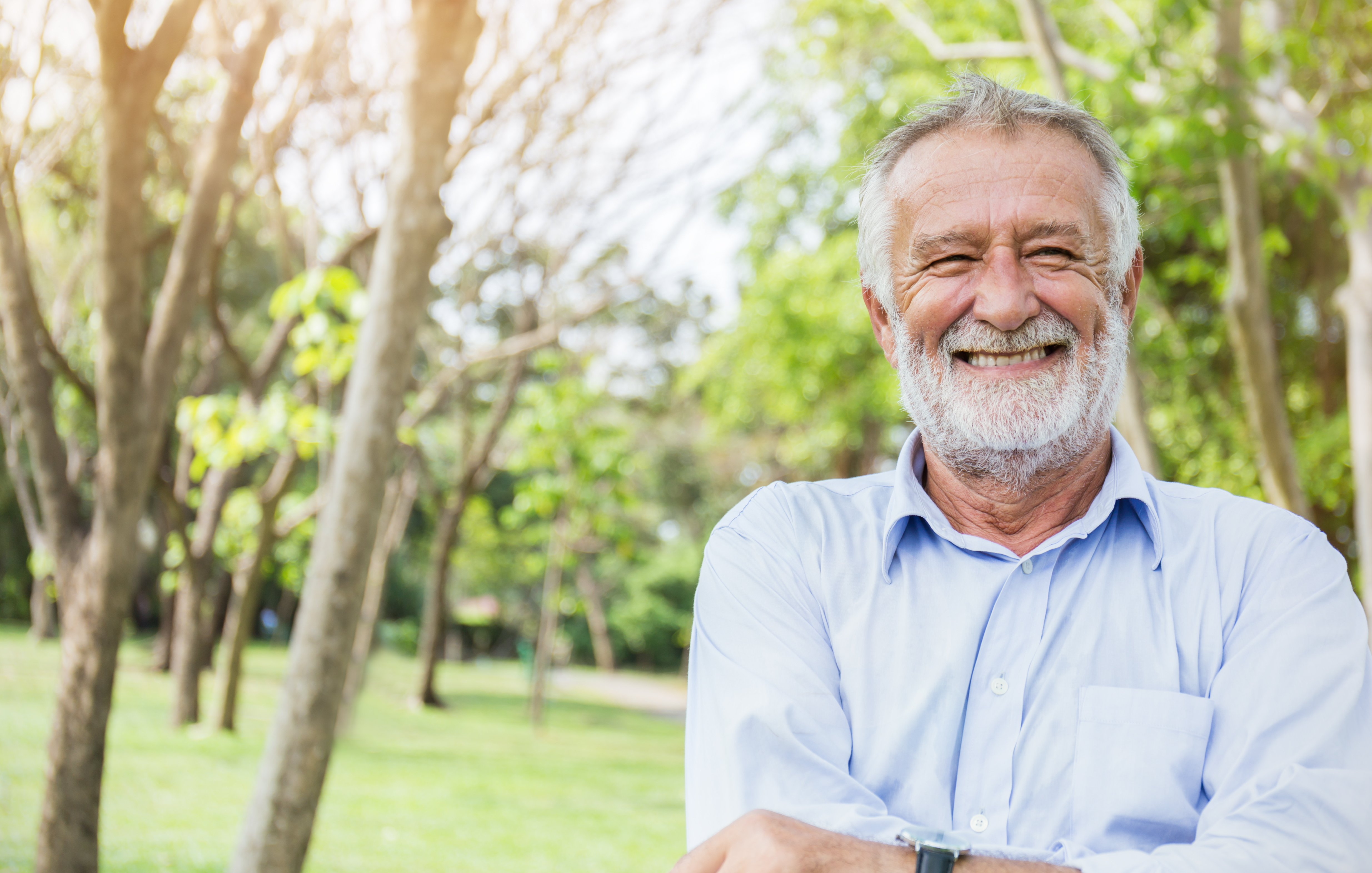 Un homme âgé souriant | Source : Shutterstock