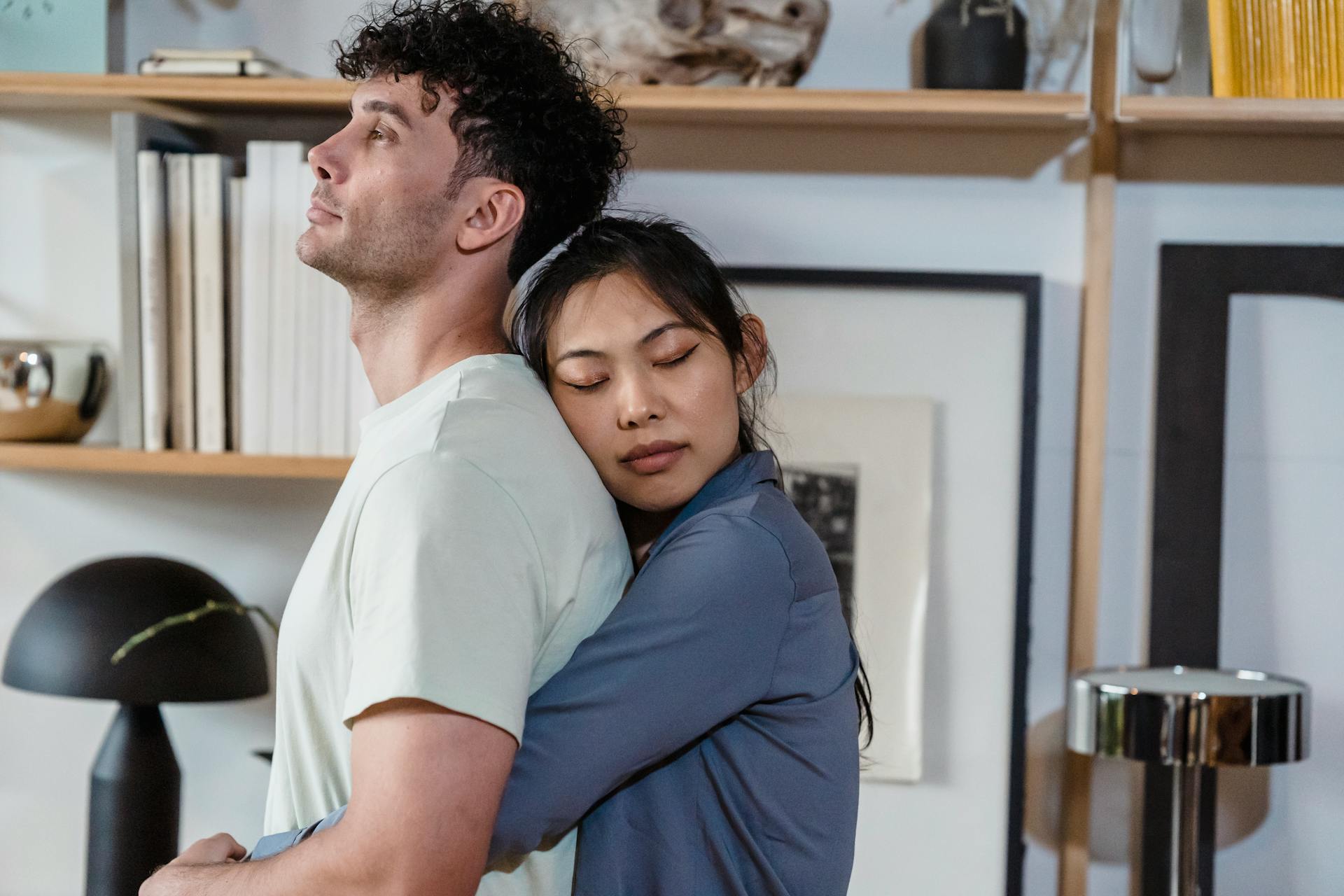 Deux personnes s'étreignent | Source : Pexels