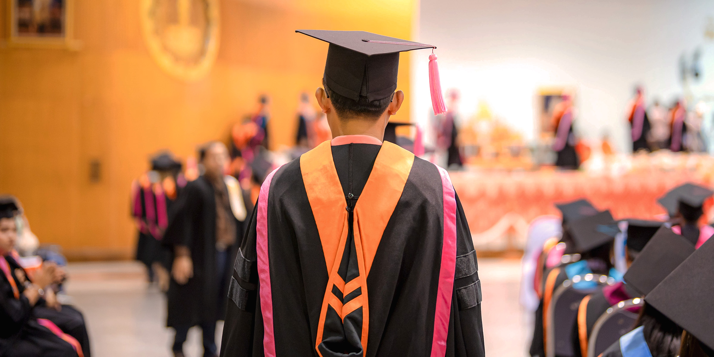 Des collégiens lors d'une cérémonie de remise des diplômes | Source : Shutterstock