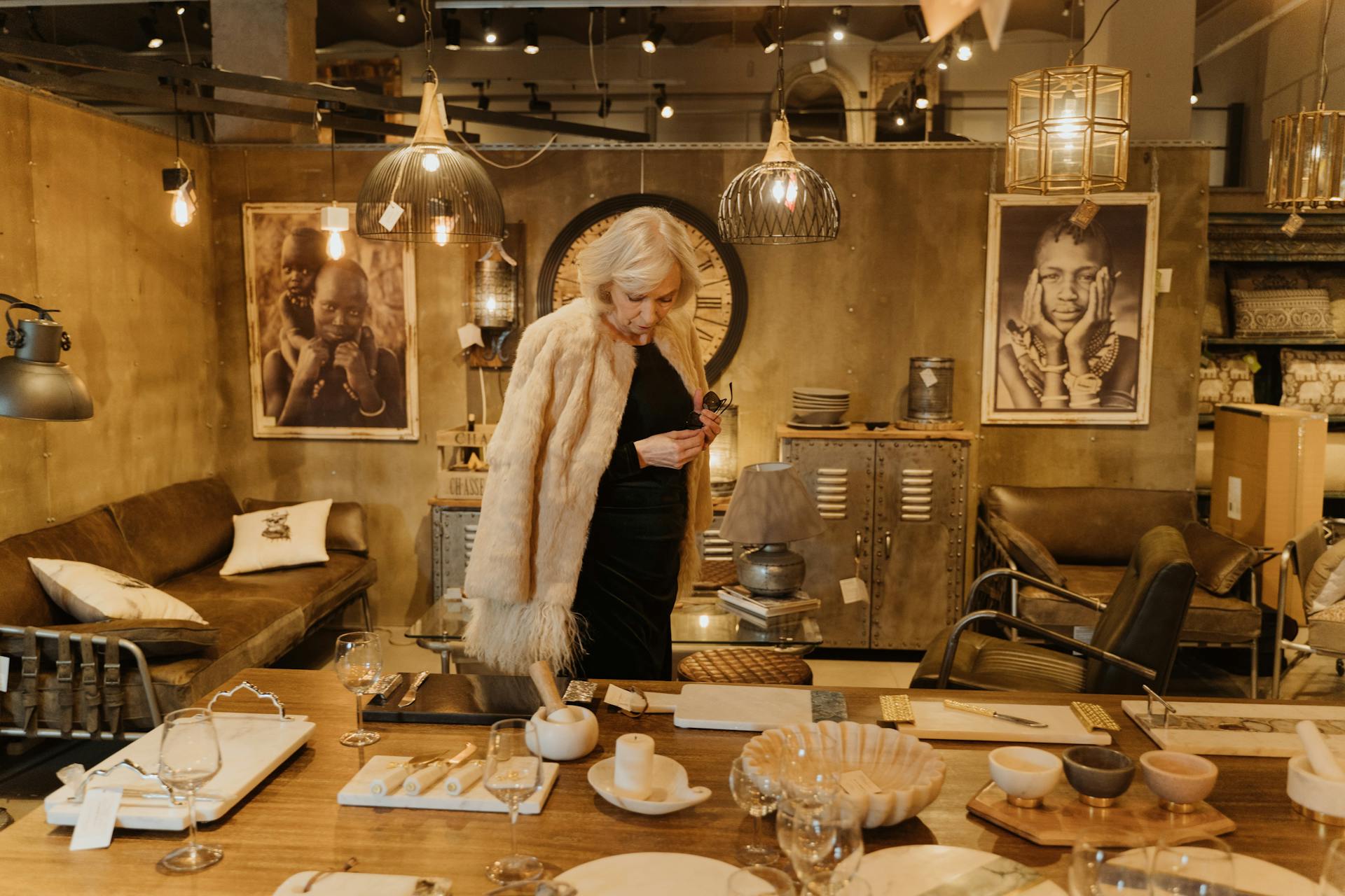 Une femme âgée dans un magasin d'antiquités | Source : Pexels