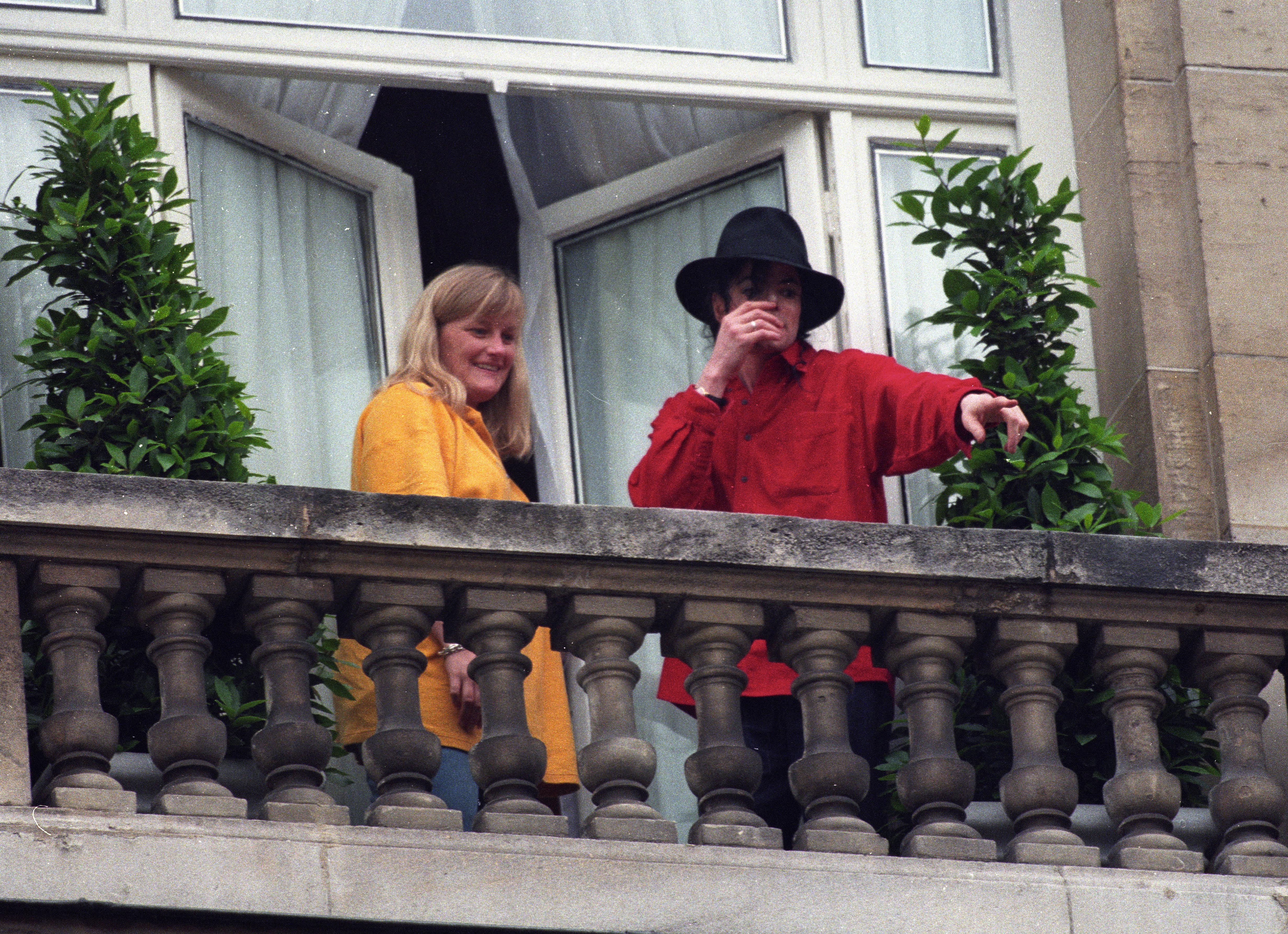 Debbie Rowe et Michael Jackson en 1997 à Paris, France | Source : Getty Images