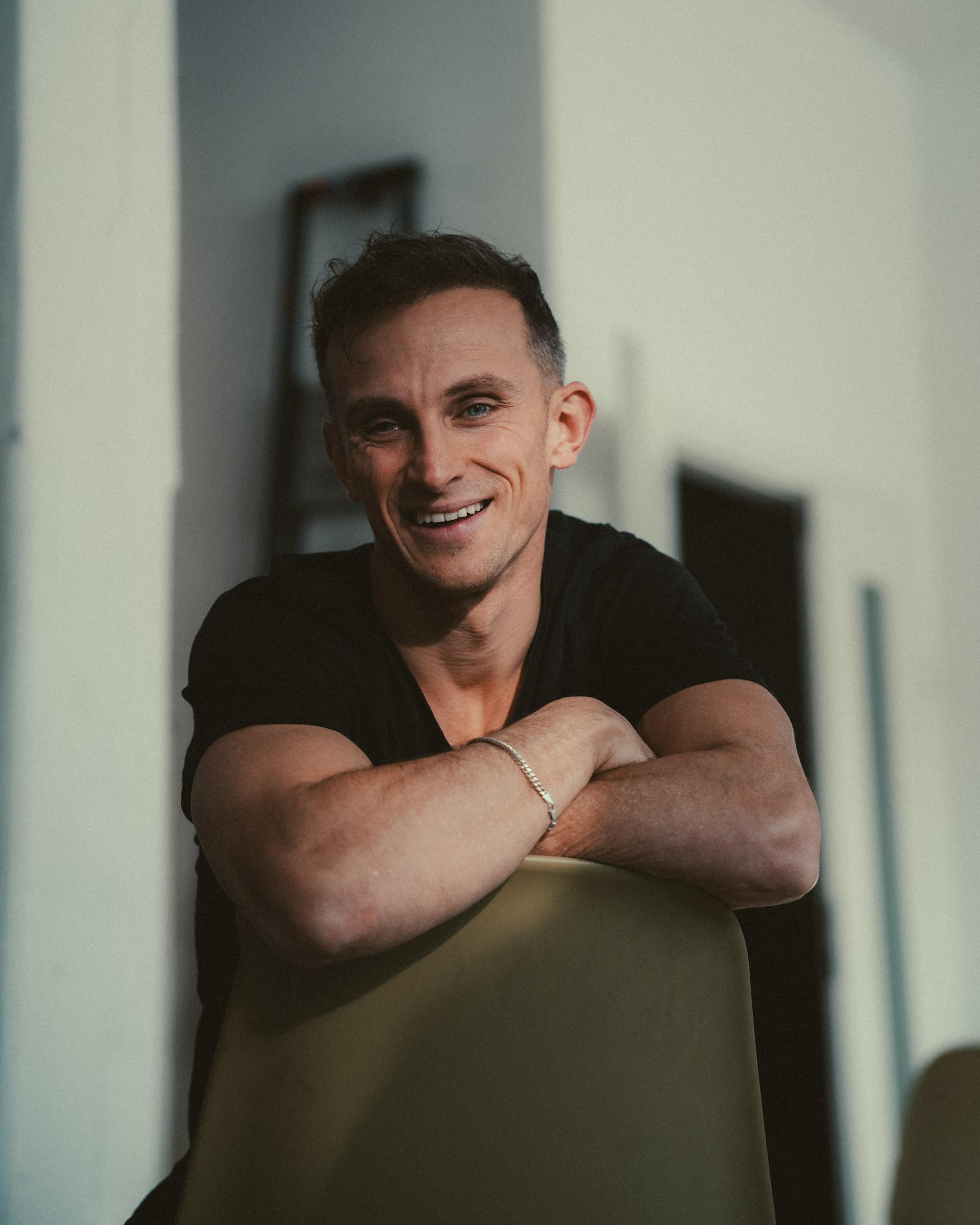 Un homme qui sourit à quelqu'un | Source : Pexels