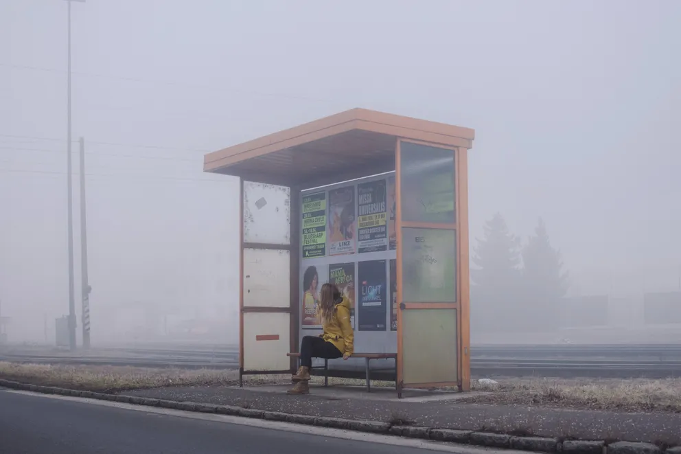 La maman attendait anxieusement l'arrivée du bus scolaire | Photo : Unsplash