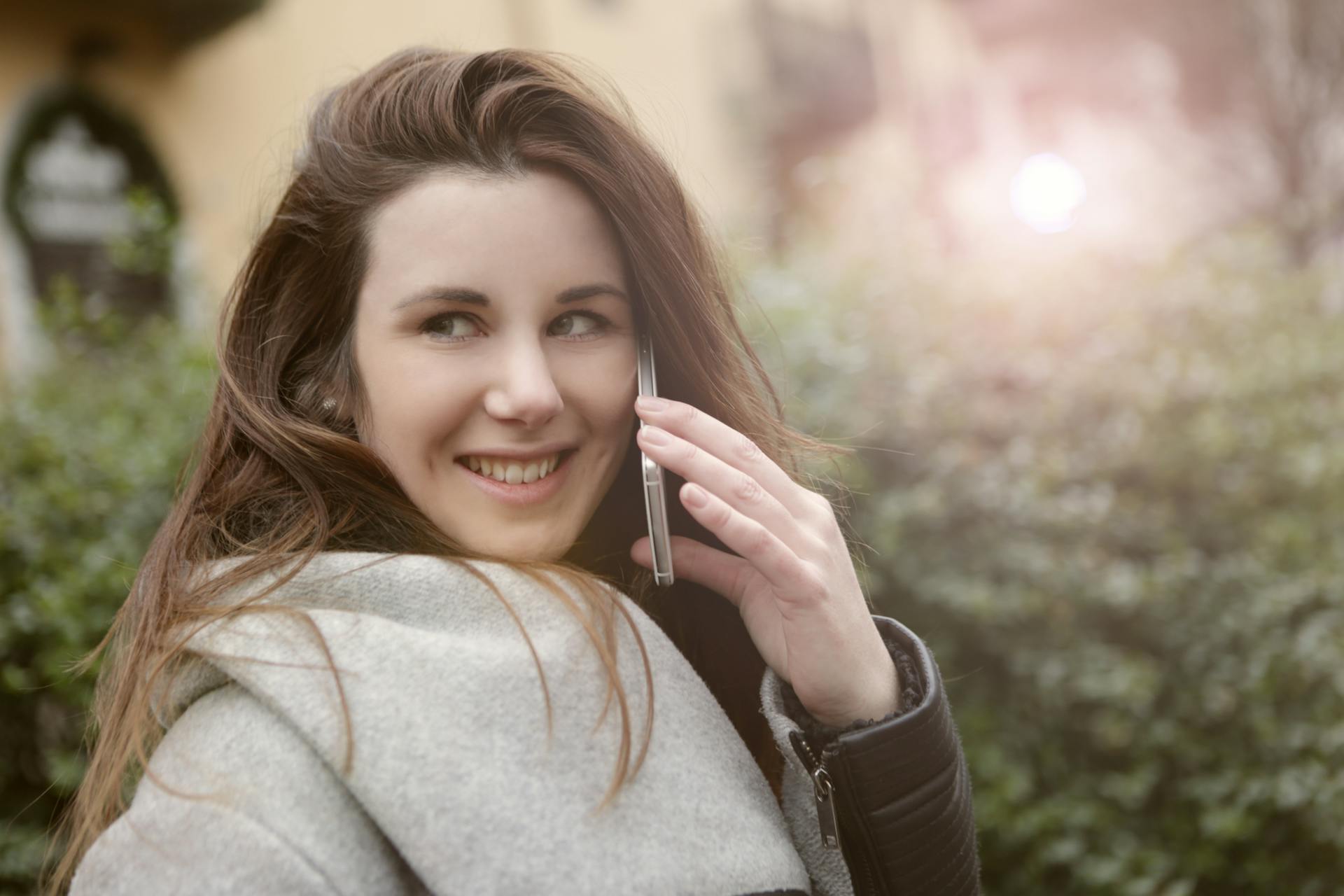 Une femme parlant au téléphone en extérieur | Source : Pexels