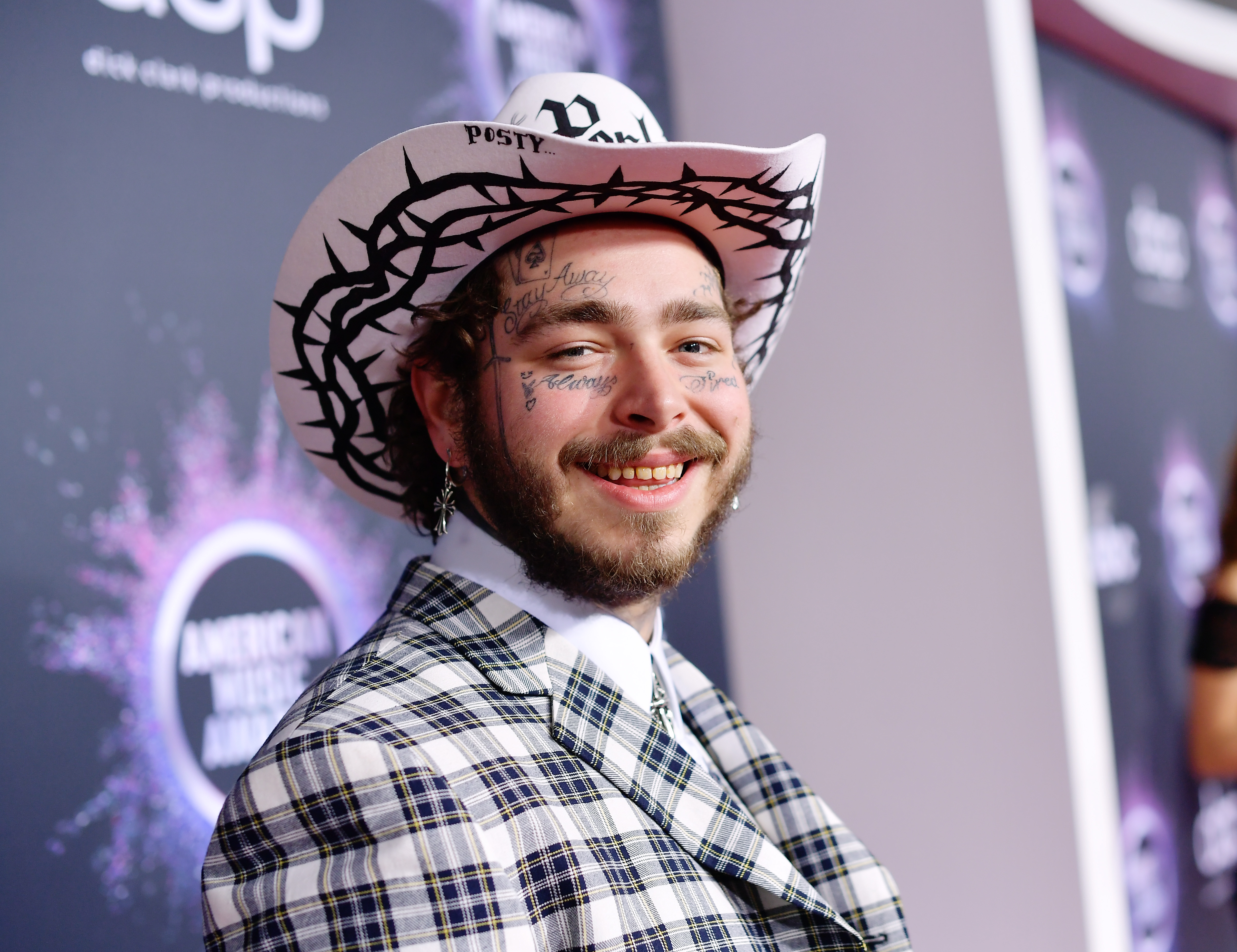 Post Malone assiste à la cérémonie des American Music Awards 2019, le 24 novembre 2019, à Los Angeles, en Californie. | Source : Getty Images