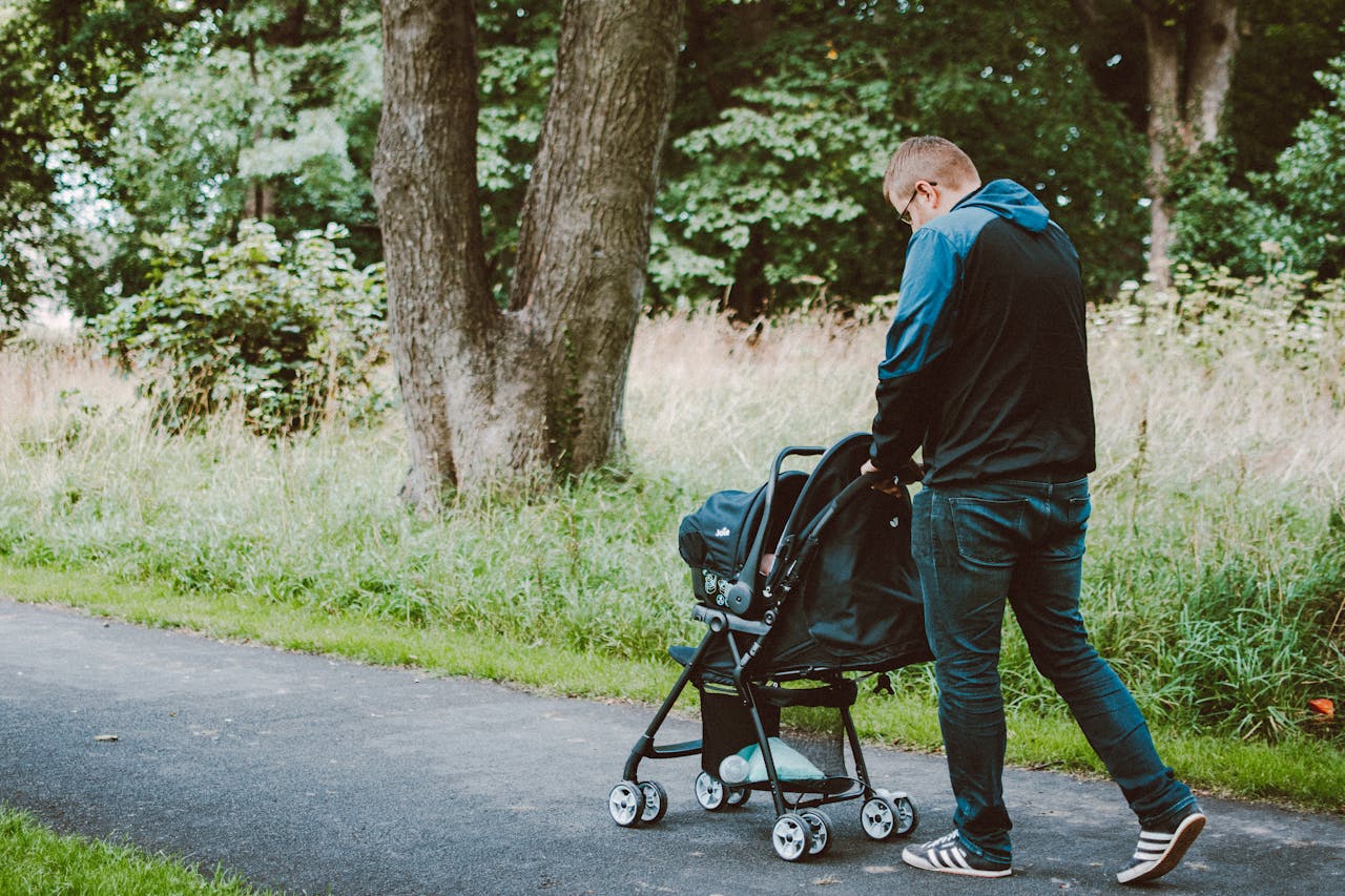 Un homme poussant une poussette de bébé | Source : Pexels