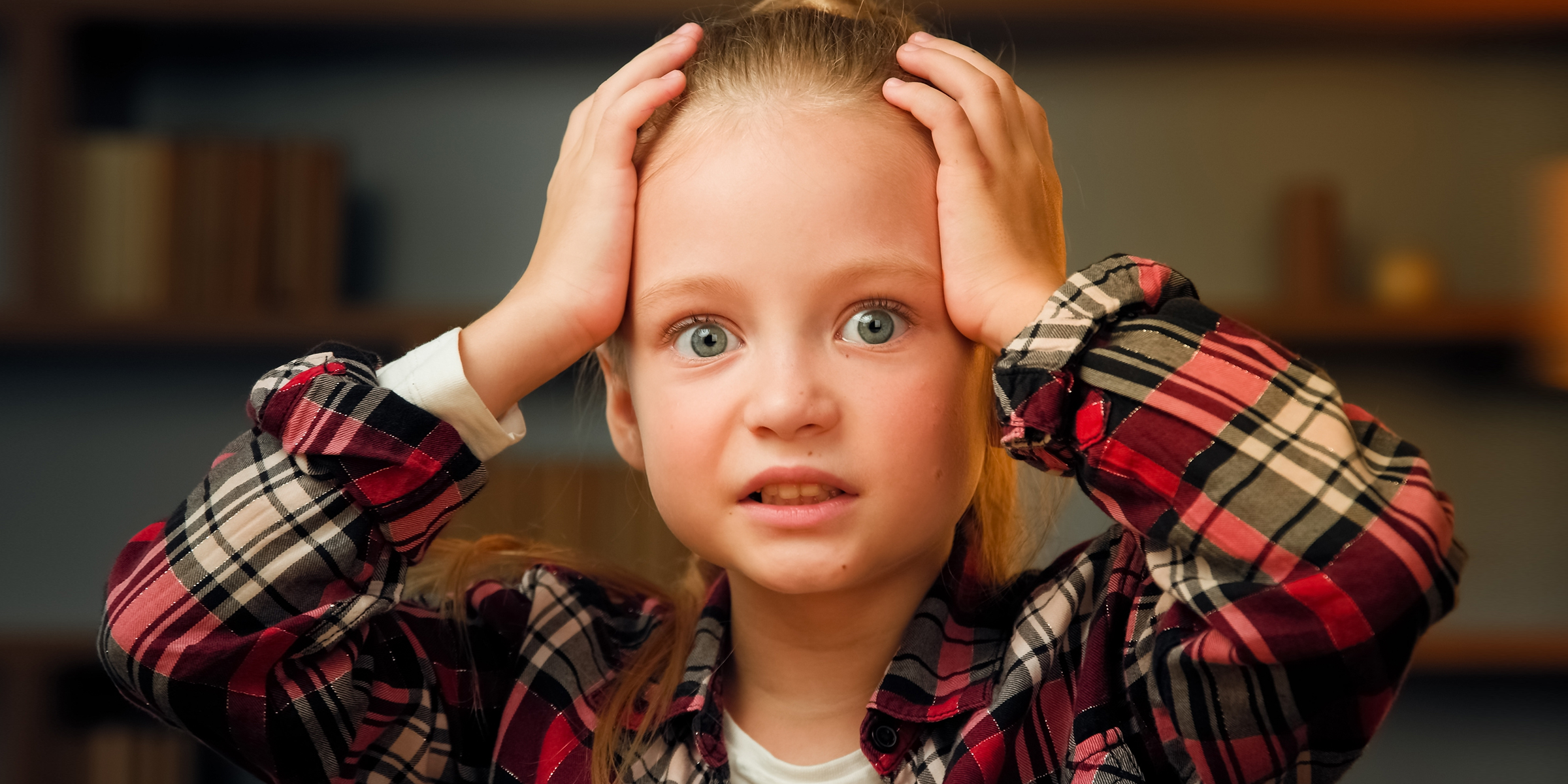 Une petite fille qui se tient la tête | Source : Shutterstock