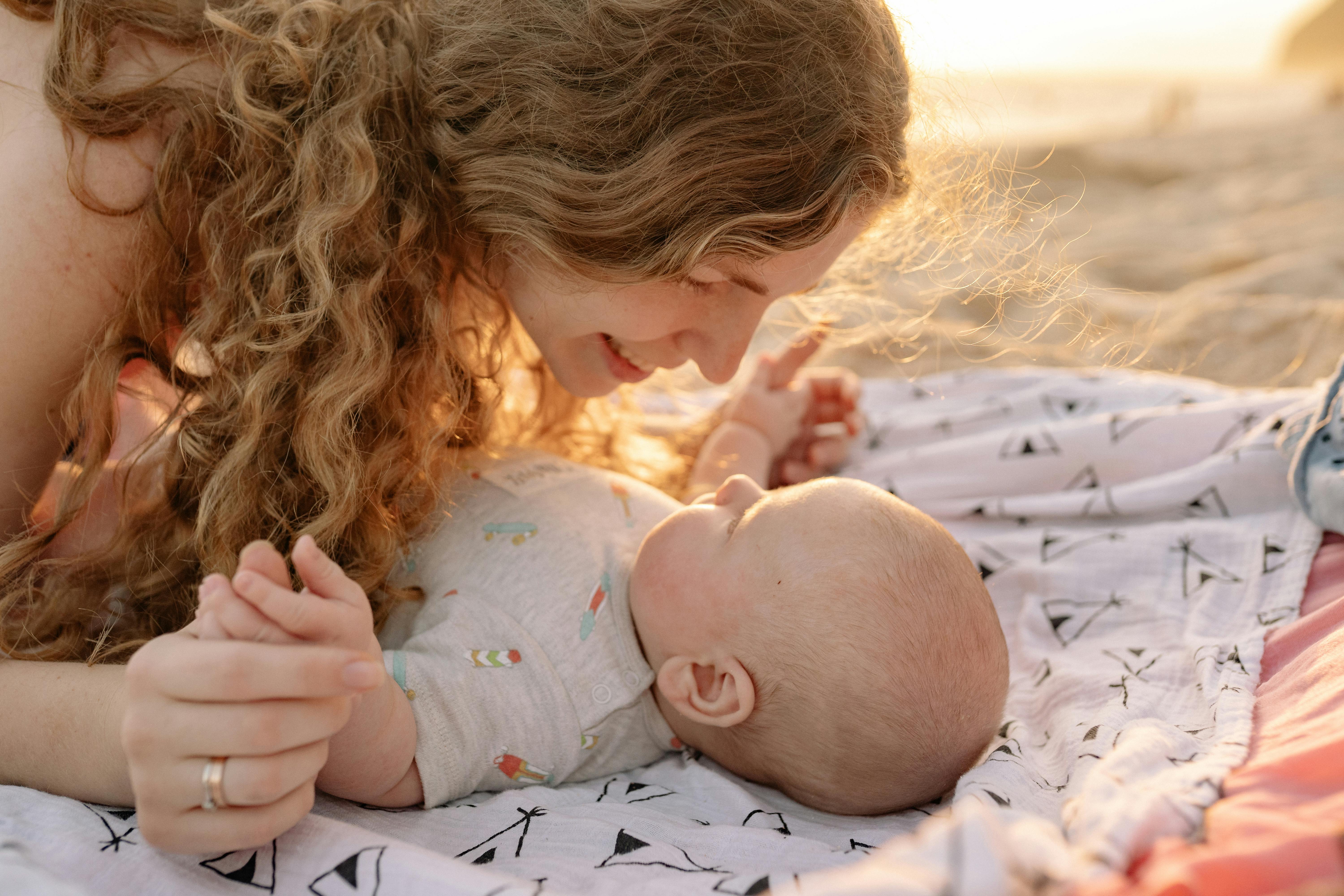 Une femme s'attache à son bébé | Source : Pexels
