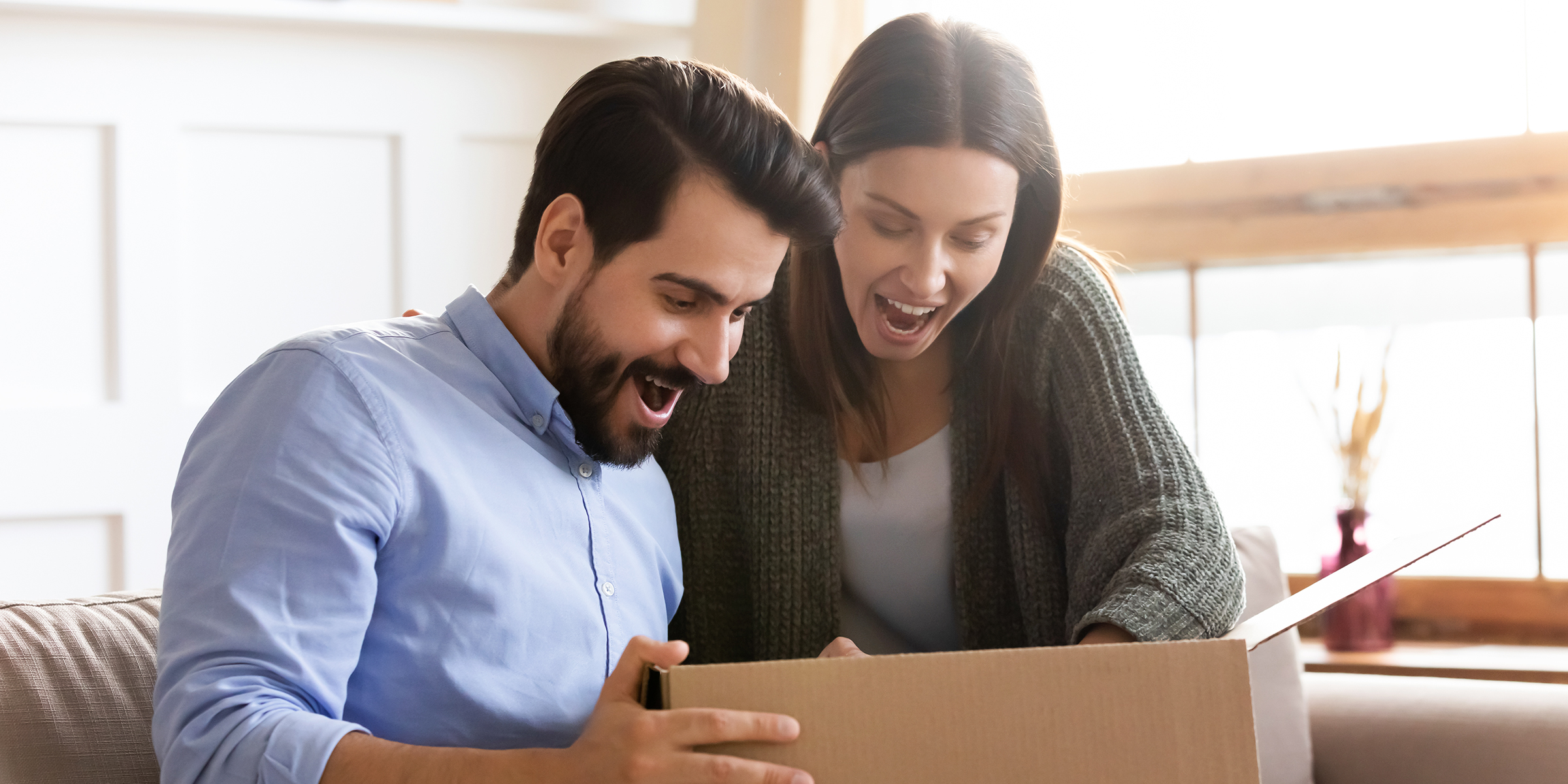 Un couple qui ouvre une boîte | Source : Shutterstock