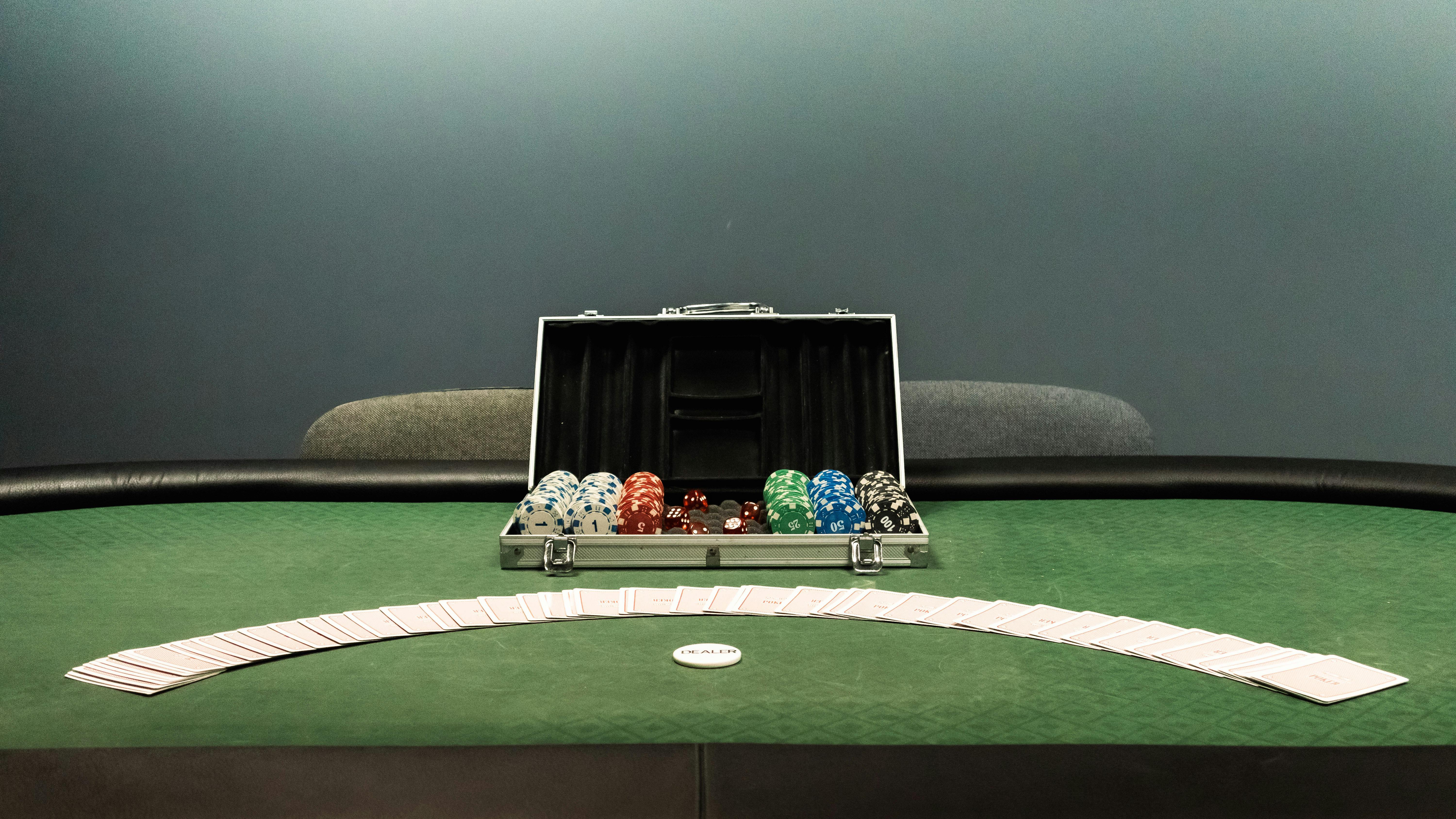 Arrangement d'une table de poker | Source : Pexels