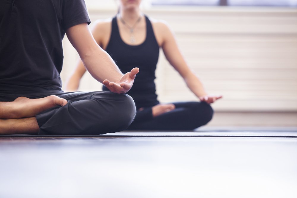 Des personnes faisant du yoga. l Source: Shutterstock
