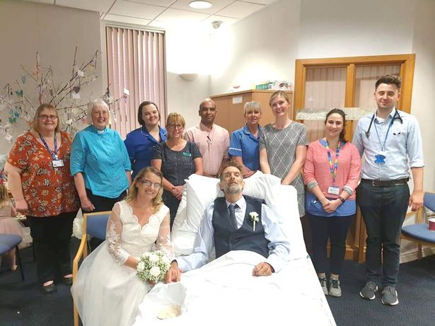 Nick et Jo Glover se sont mariés à l'infirmerie de Wigan quelques heures avant sa mort. | Liverpool Echo