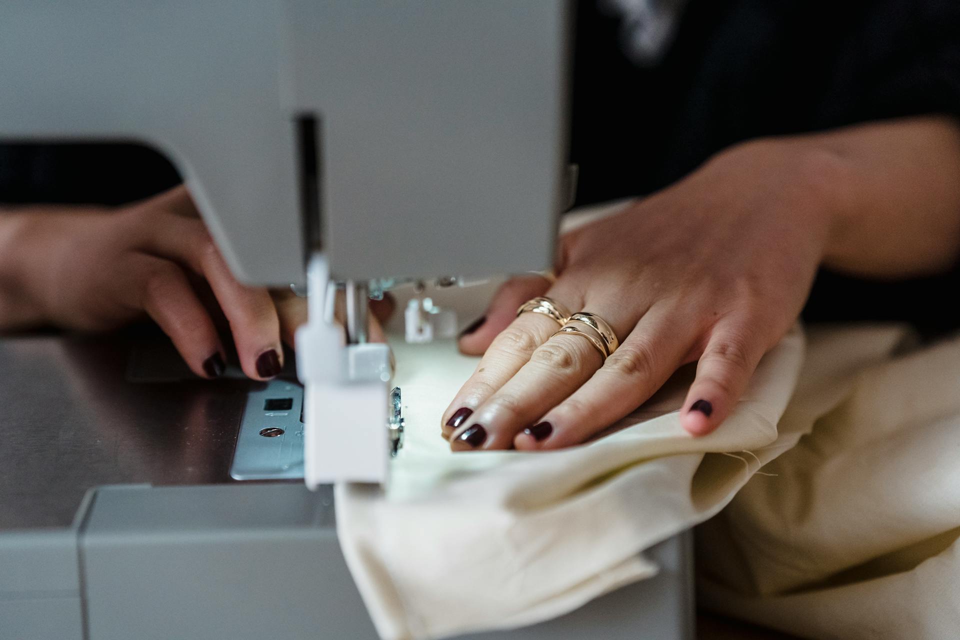 Une femme utilisant une machine à coudre | Source : Pexels