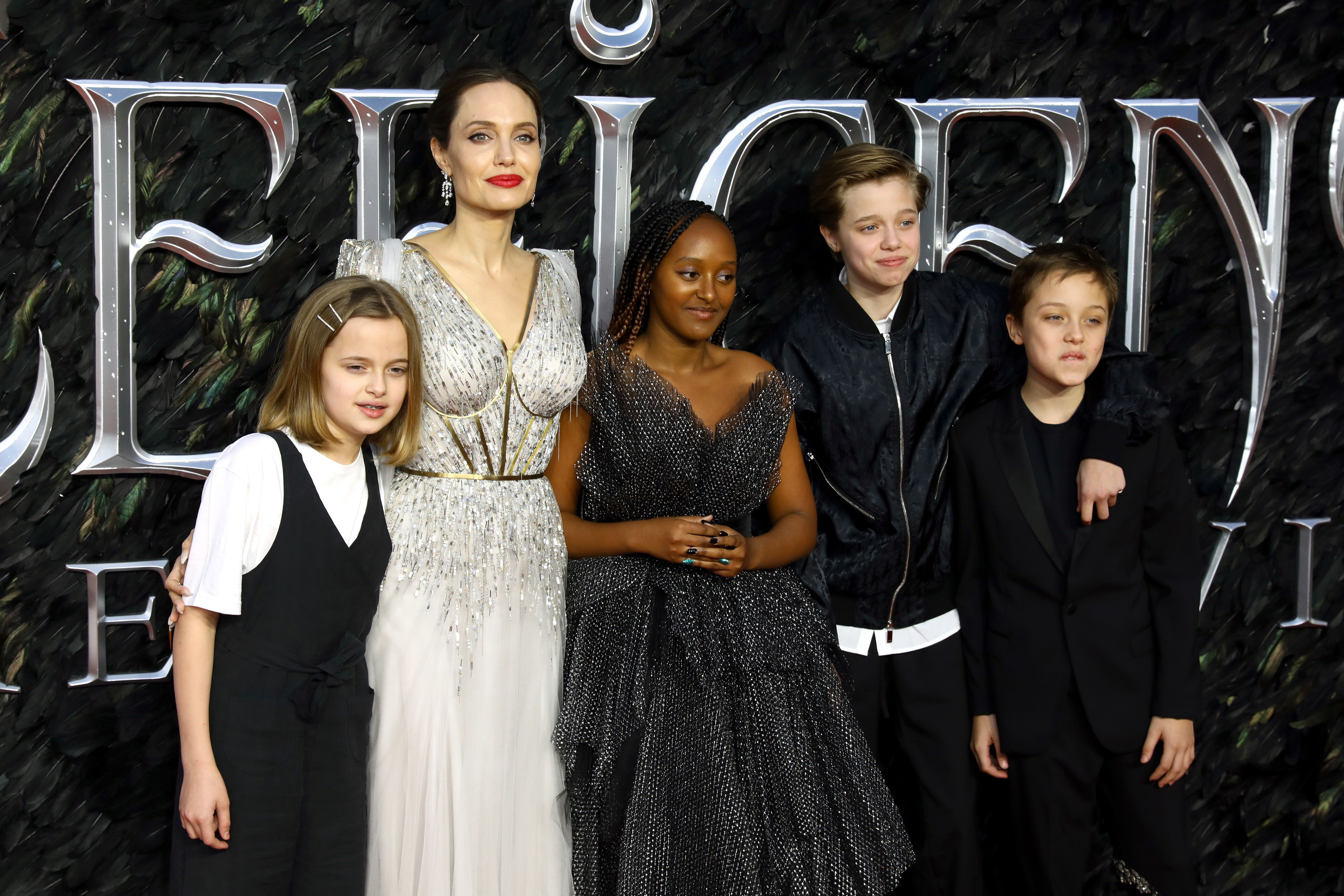Vivienne Marcheline Jolie-Pitt, Angelina Jolie, Zahara Marley Jolie-Pitt, Shiloh Nouvel Jolie-Pitt et Knox Jolie-Pitt à l'Odeon IMAX Waterloo le 09 octobre 2019, à Londres. | Source : Getty Images