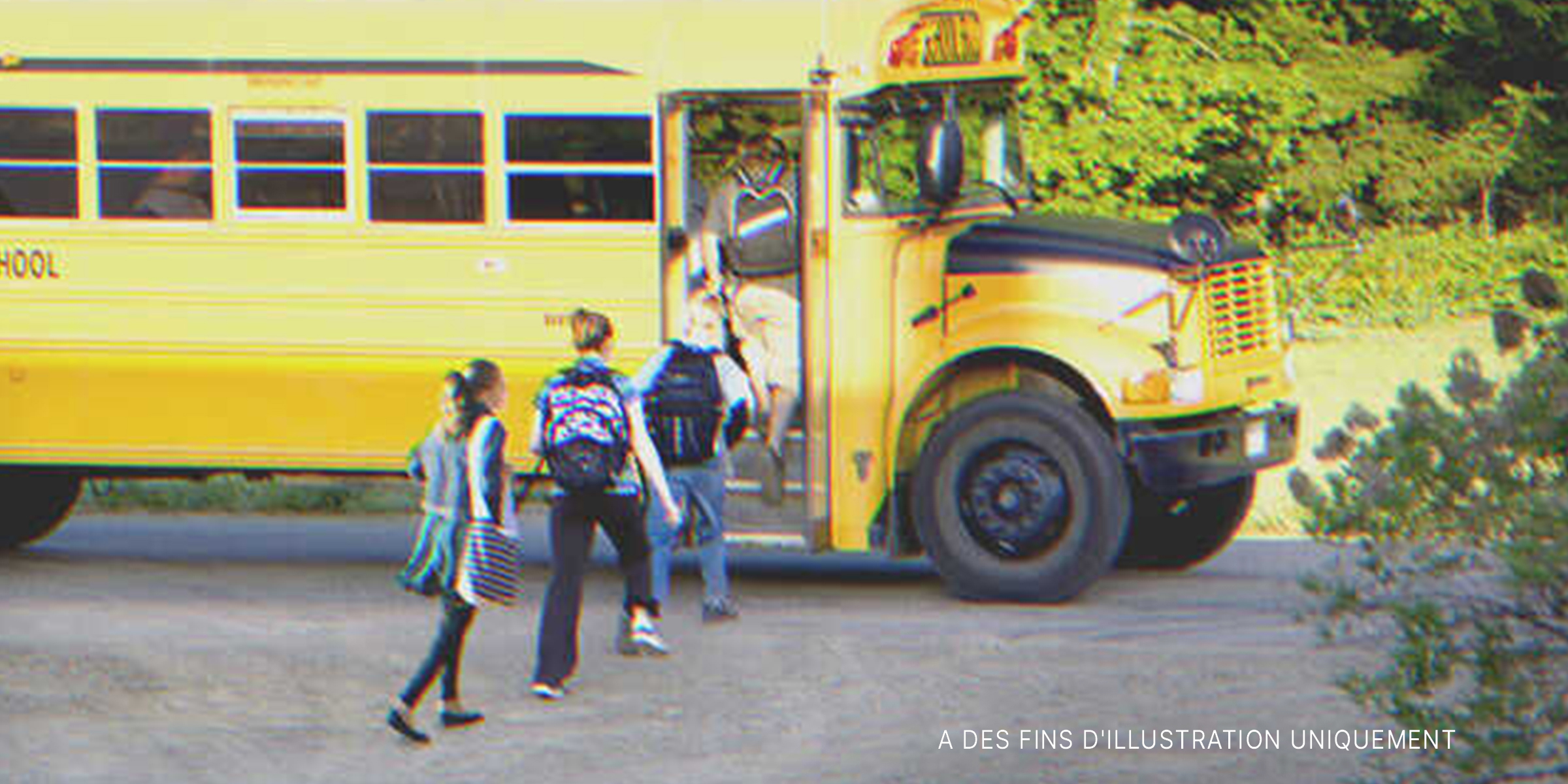 Des élèves qui montent dans un bus scolaire | Source : Getty Images