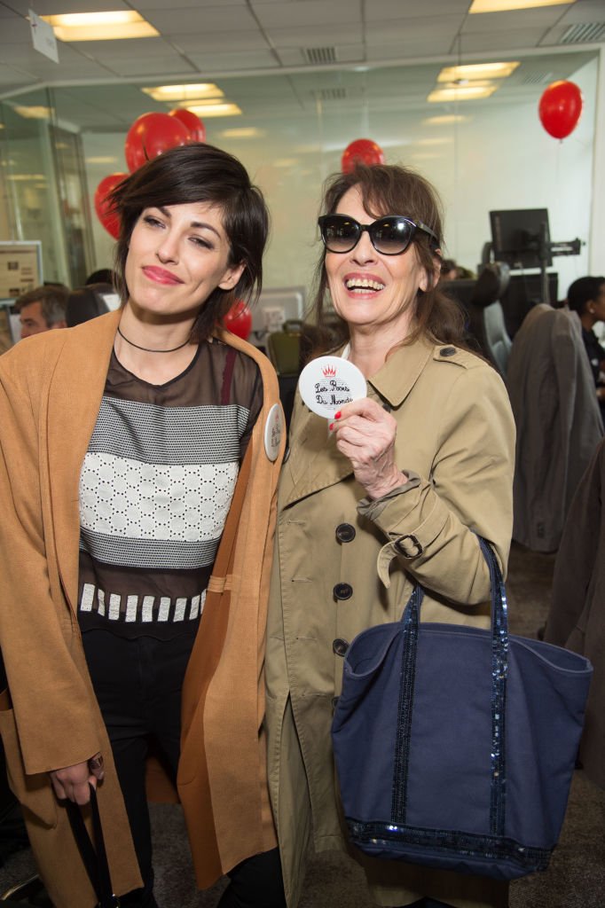 Jennifer Ayache (chanteuse Superbus) et sa mère Chantal Lauby assistent à la journée de bienfaisance Aurel BGC 2017 le 11 septembre 2017 à Paris, France. | Photo : Getty Images.