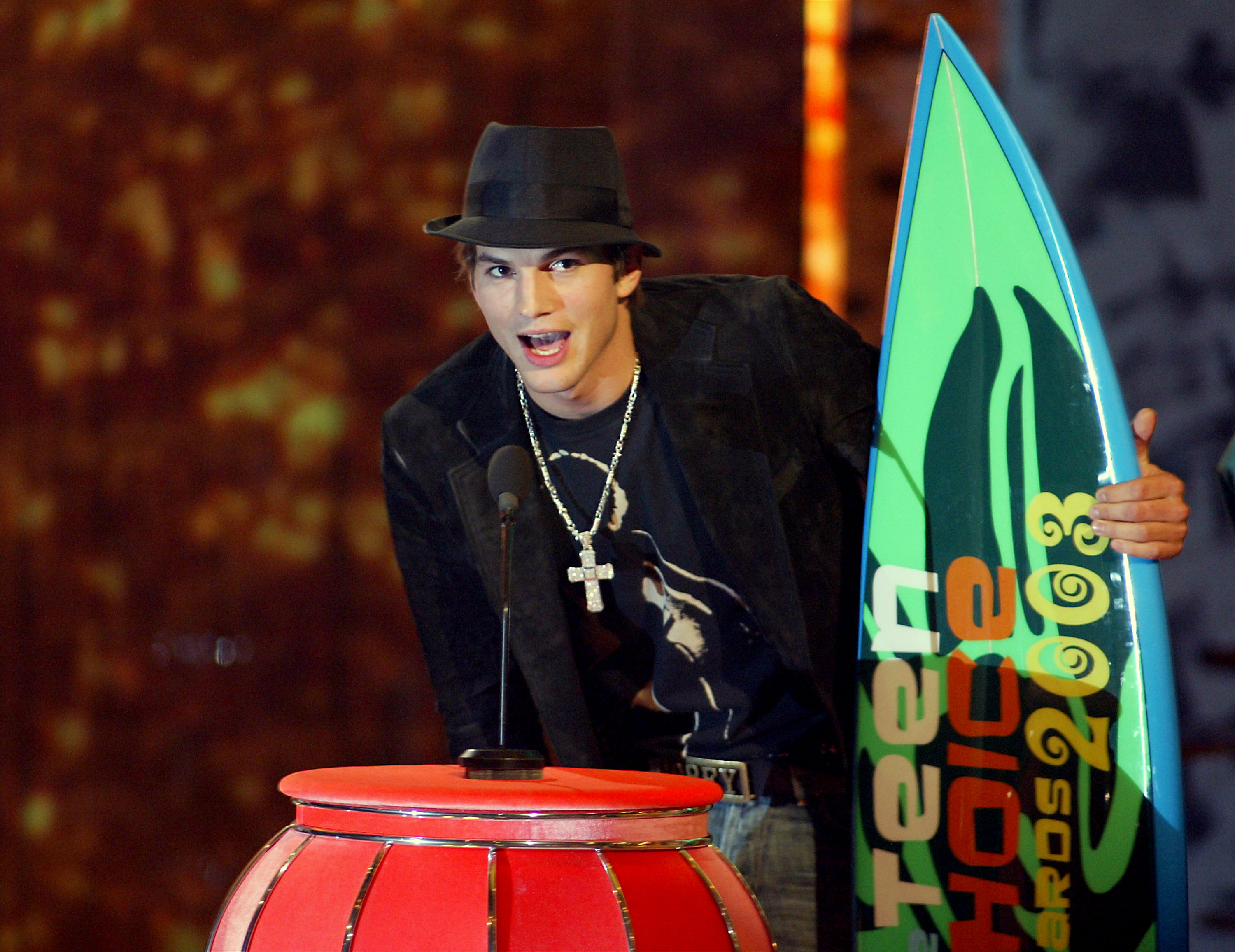 Ashton Kutcher aux Teen Choice Awards 2003, le 2 août 2003, à Universal City, en Californie. | Source : Getty Images