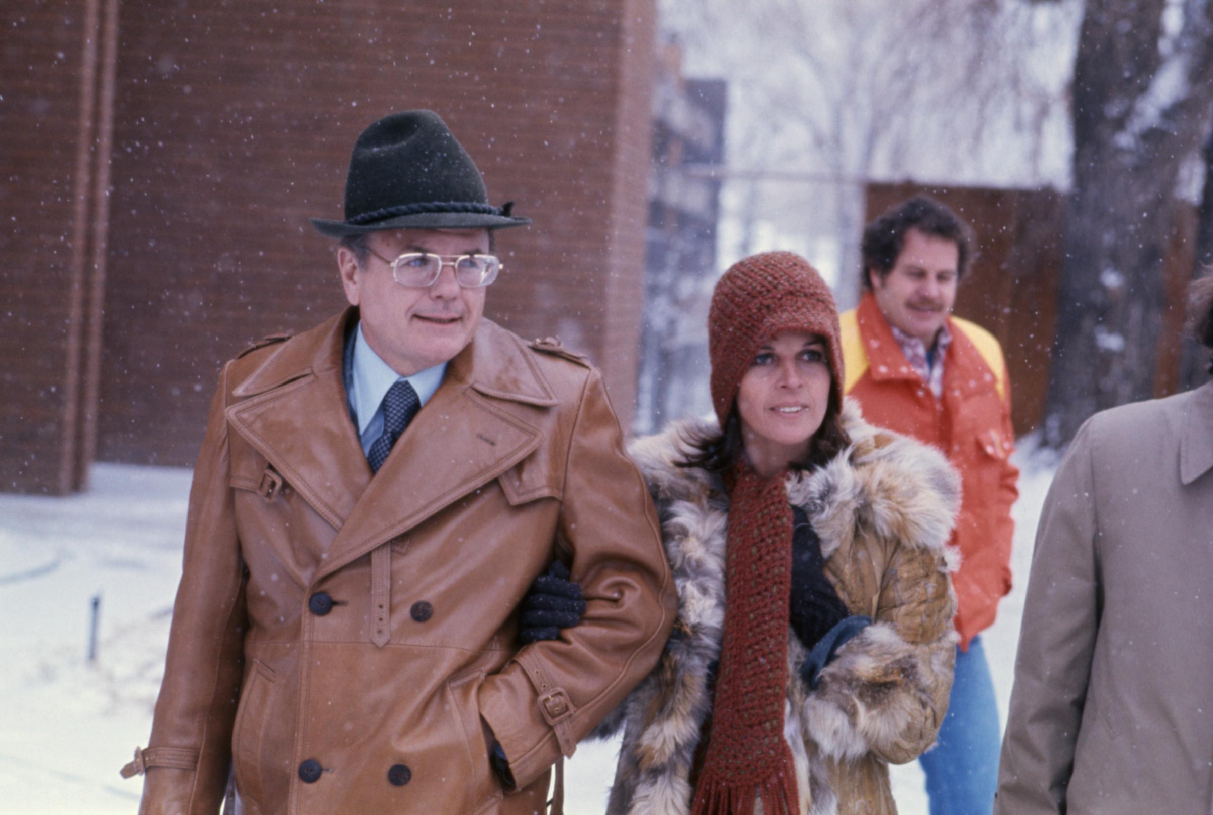 L'actrice Claudine Longet se rend au tribunal en compagnie de son avocat, Charles Weedman, où elle est jugée pour homicide involontaire coupable dans le cadre du décès par balle de son amant, le skieur professionnel Vladimir « Spider » Sabich. Sur les 51 candidats au jury interrogés, près de la moitié ont déclaré qu'ils estimaient que la chanteuse d'origine française était coupable I Source : Getty Images