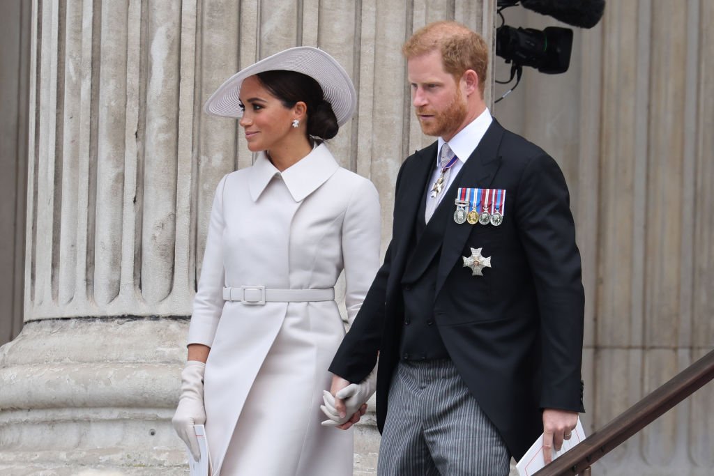 Meghan et le prince Harry quittent la cathédrale Saint-Paul après le jubilé de platine de la reine Elizabeth II en 2022. | Photo : Getty Images