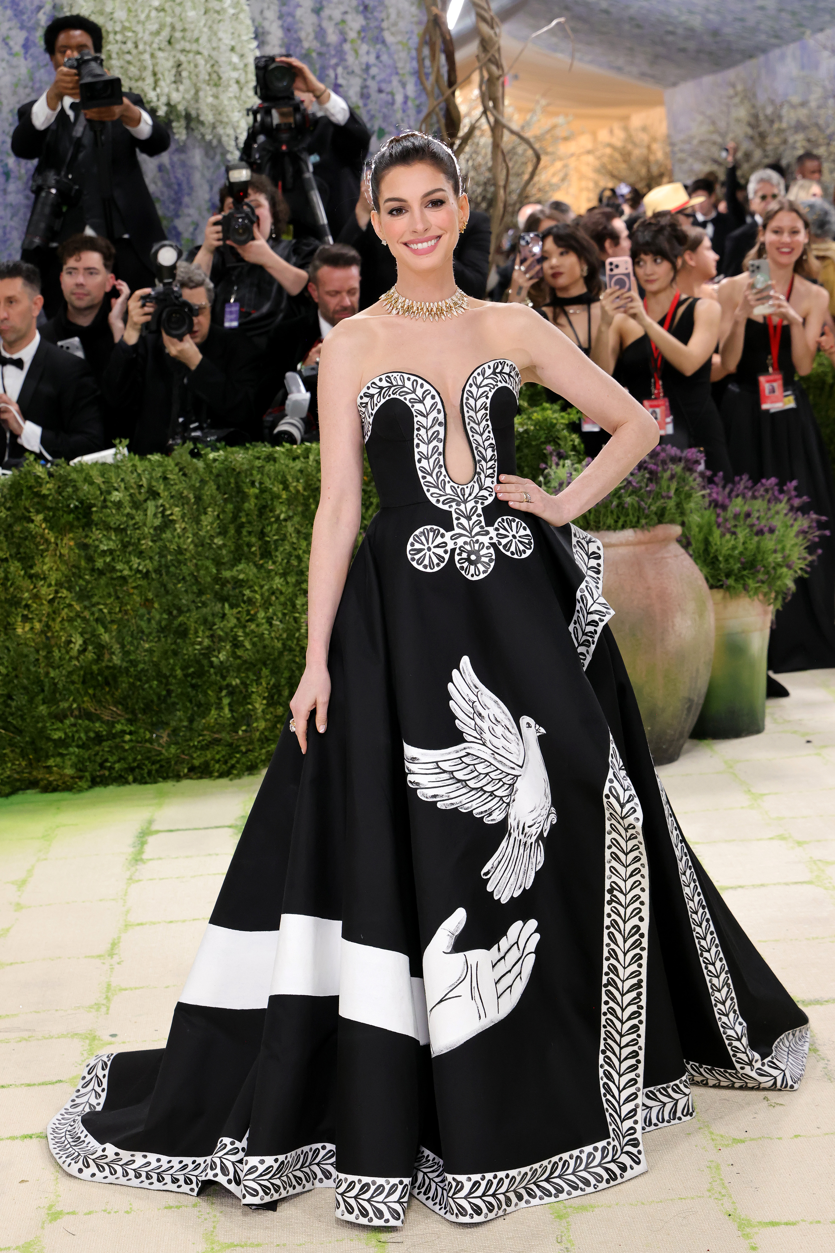 Anne Hathaway au Met Gala dans un ensemble graphique noir et blanc | Source : Getty Images