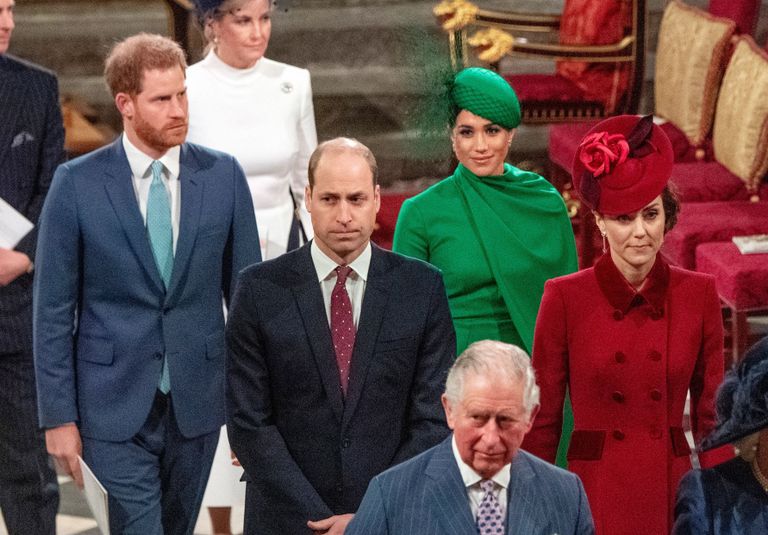 Le prince Harry, Meghan Markle, le prince William, Kate Middleton et le prince Charles photographiés dans l'abbaye de Westminster après avoir assisté au service annuel du Commonwealth à Londres le 9 mars 2020 | Source : Getty Images