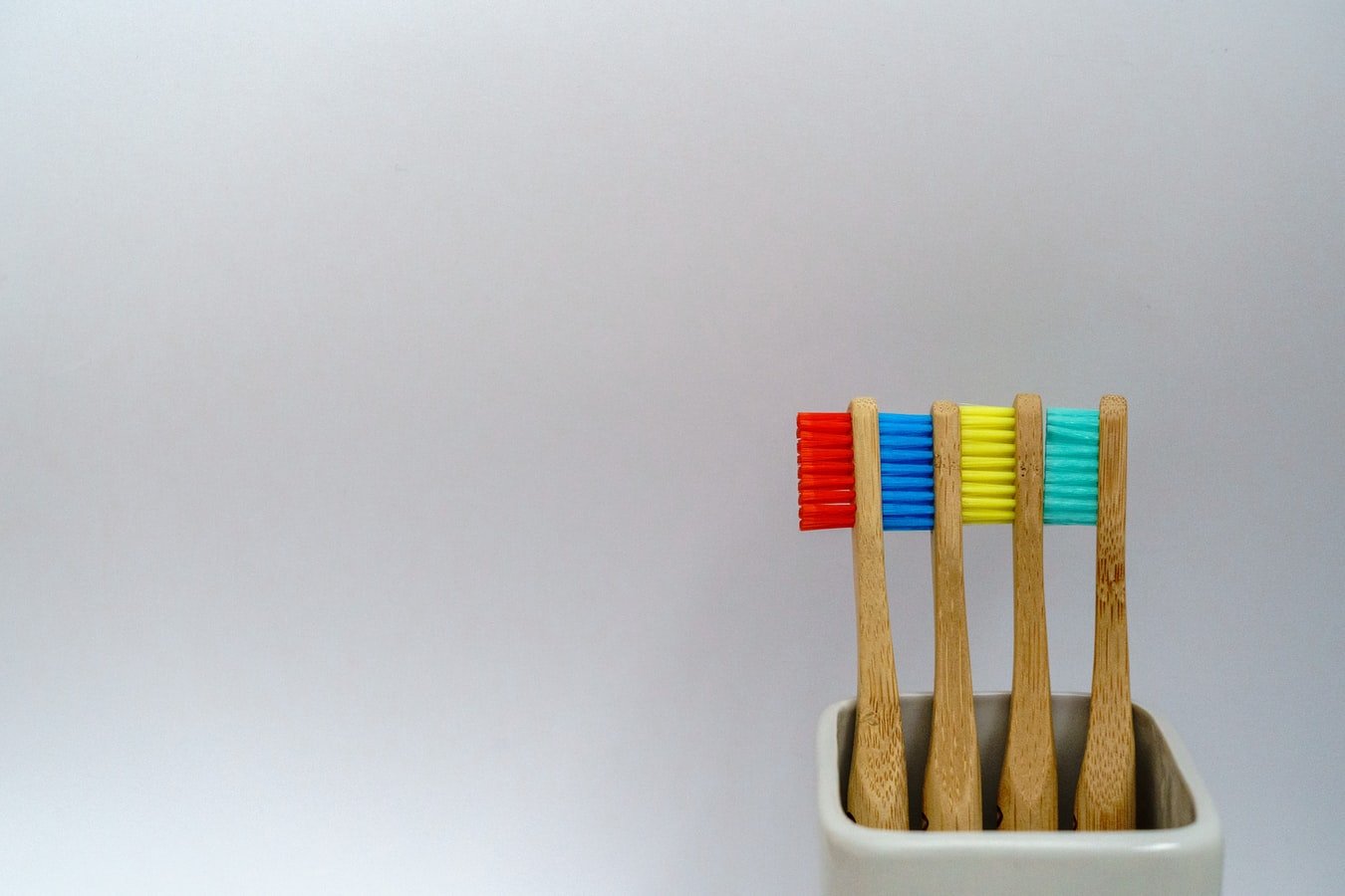 Des brosses à dents colorées. l Source : Unsplash