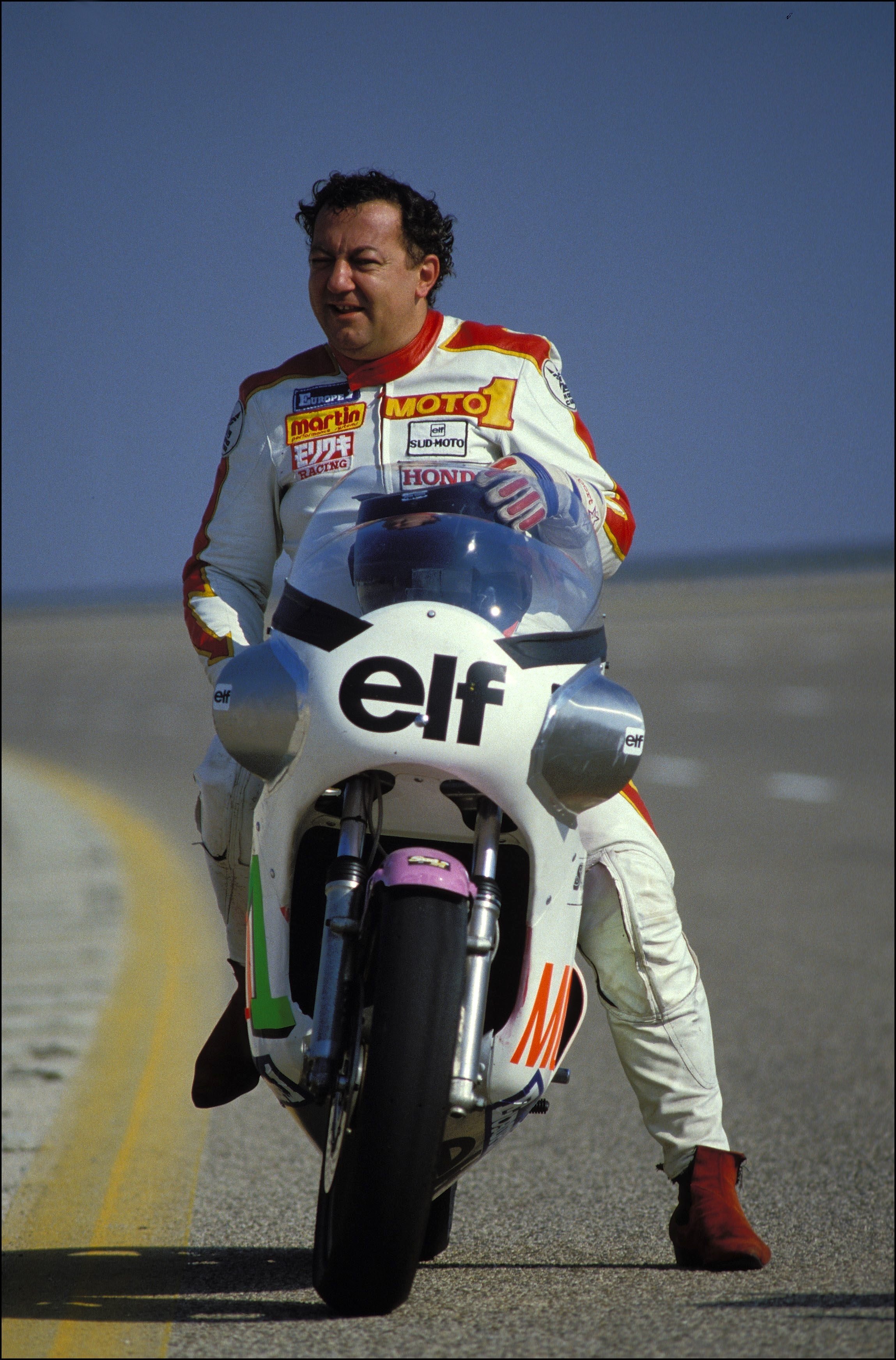 Moto/Coluche : record de vitesse pour le kilomètre volant en Italie le 29 septembre 1985. | Source : Getty Images