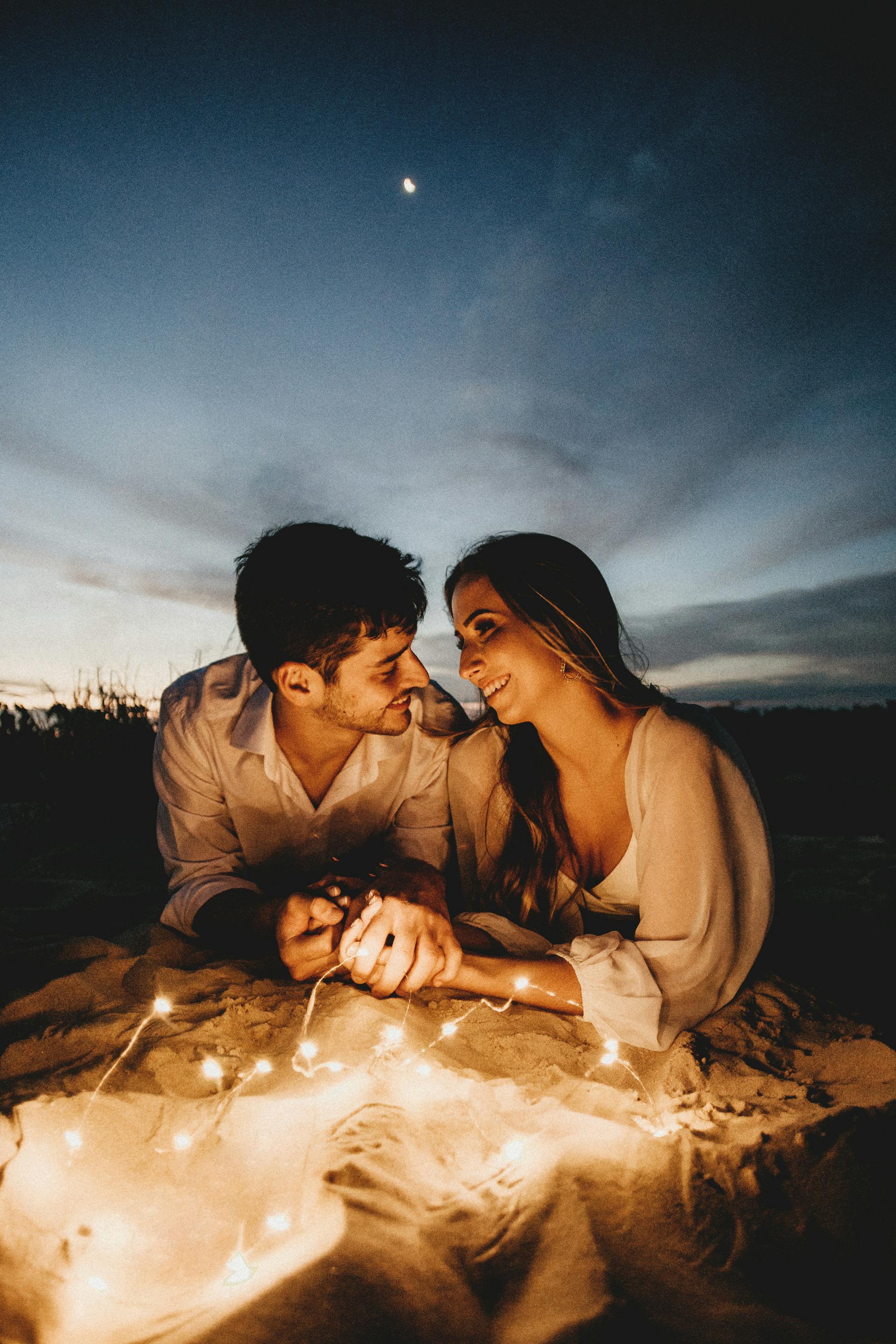 Un couple amoureux se tenant par la main dans la soirée | Source : Pexels