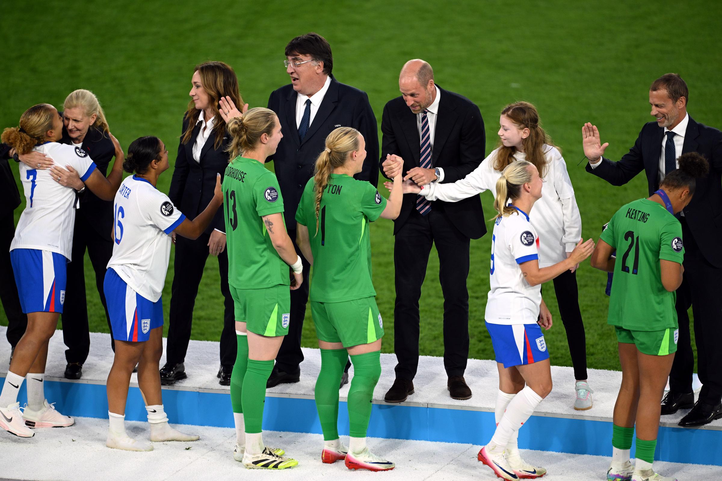 Les Lionnes et les équipes espagnoles saluent le prince William et d'autres dignitaires lors de la remise des médailles après le match de la finale de l'EURO féminin de l'UEFA qui s'est déroulé en Suisse le 27 juillet 2025 | Source : Getty Images