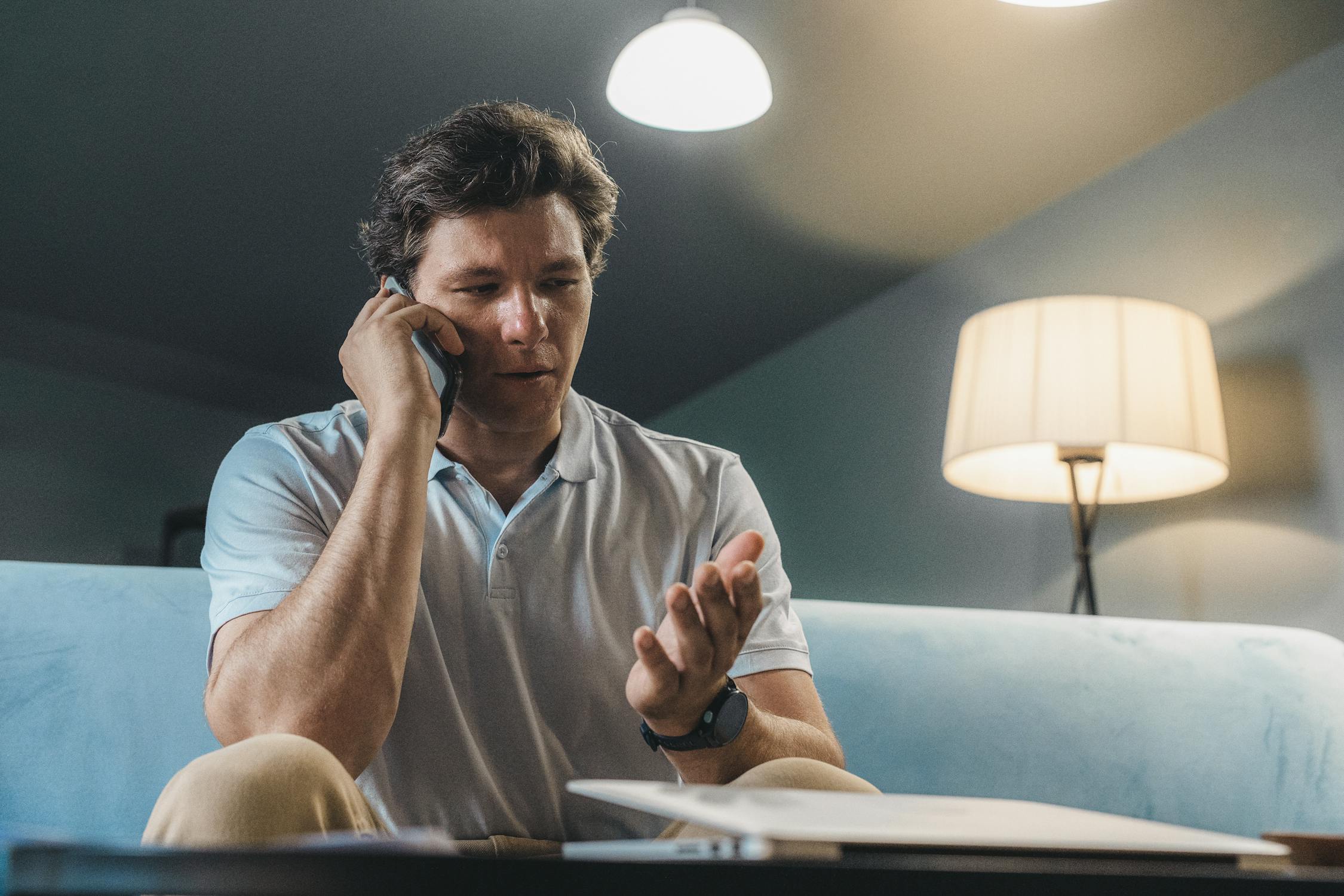 Un homme sérieux qui parle au téléphone | Source : Pexels