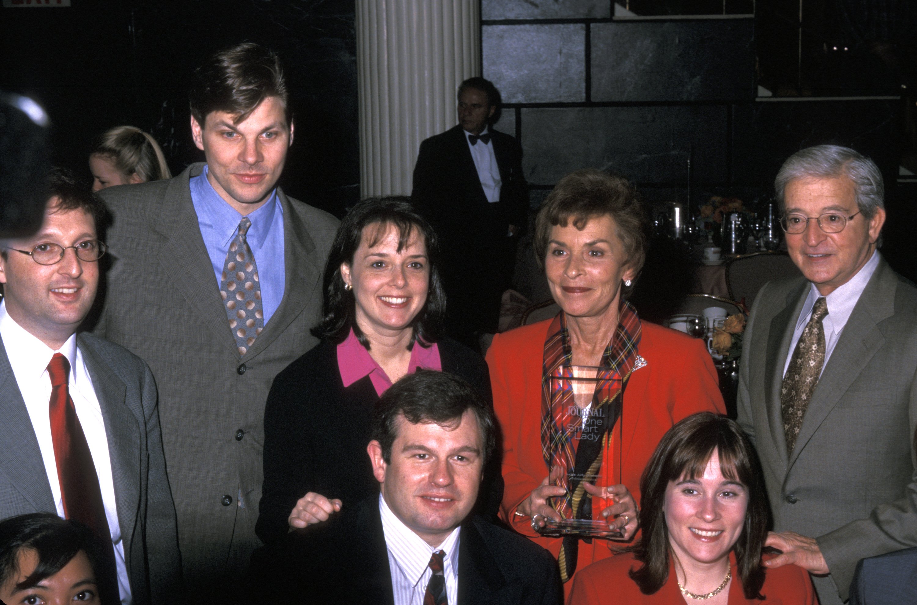 Judy Sheindlin, Jerry Sheindlin et leur famille assistent à la remise du prix "One Smart Lady Award" du Ladies' Home Journal le 23 février 2000 à l'hôtel Waldorf Astoria à New York. | Source : Getty Images