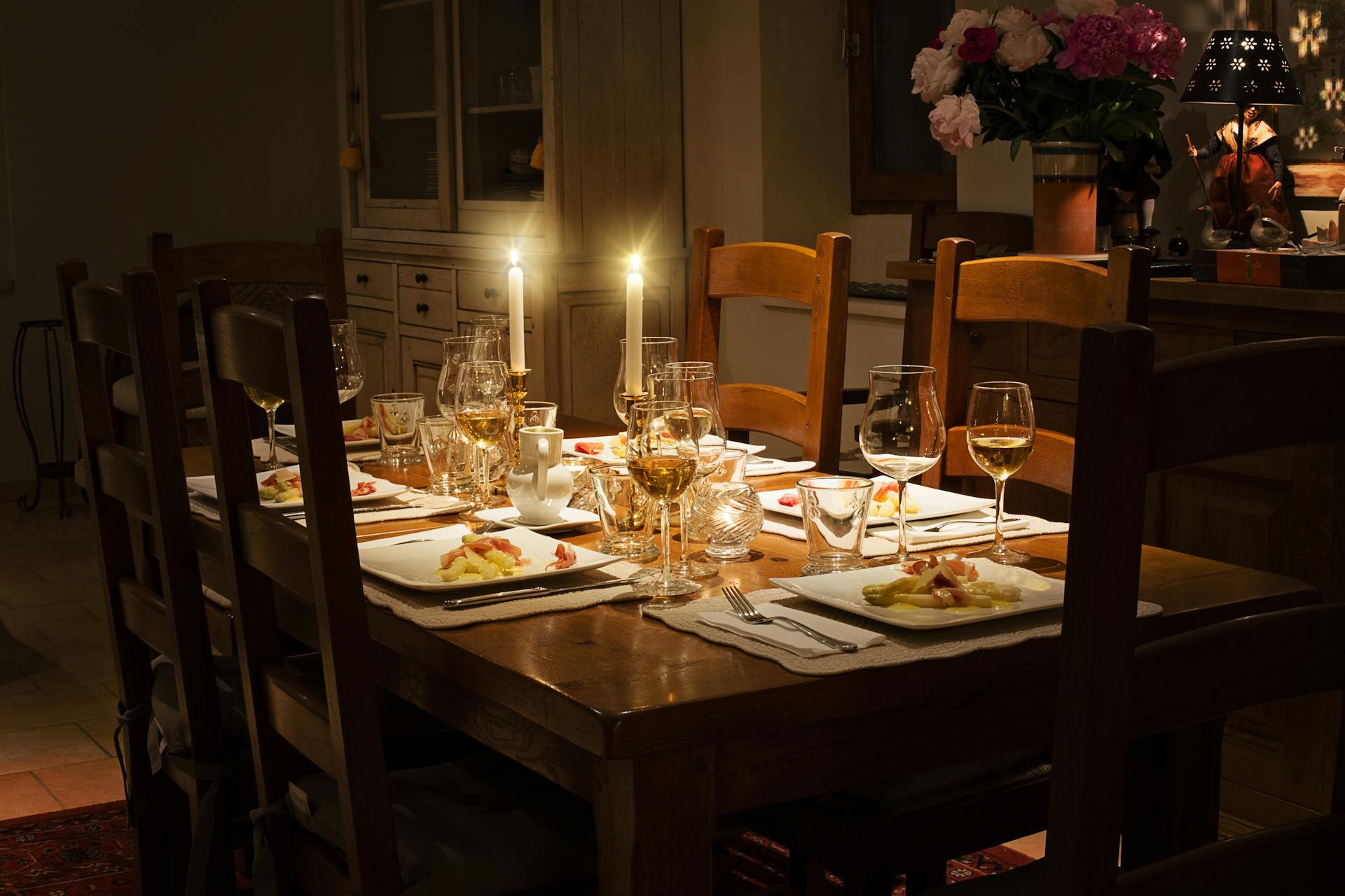 Table dressée avec un dîner Source : Pexels