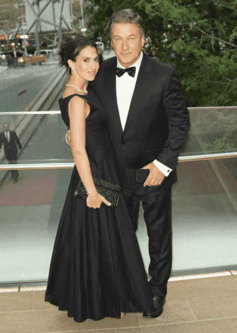 Alec Baldwin et son épouse, Hilaria Baldwin, assistent à un événement en tenue de soirée noire, le 7 octobre 2019, New York | Source : Getty Images (Photo par JNI/Star Max/GC Images)