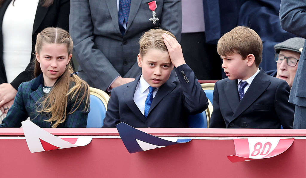 La princesse Charlotte, le prince George de Galles et le prince Louis de Galles lors du défilé militaire marquant le 80e anniversaire du jour de la Victoire en Europe, le 5 mai 2025 à Londres, en Angleterre. | Source : Getty Images