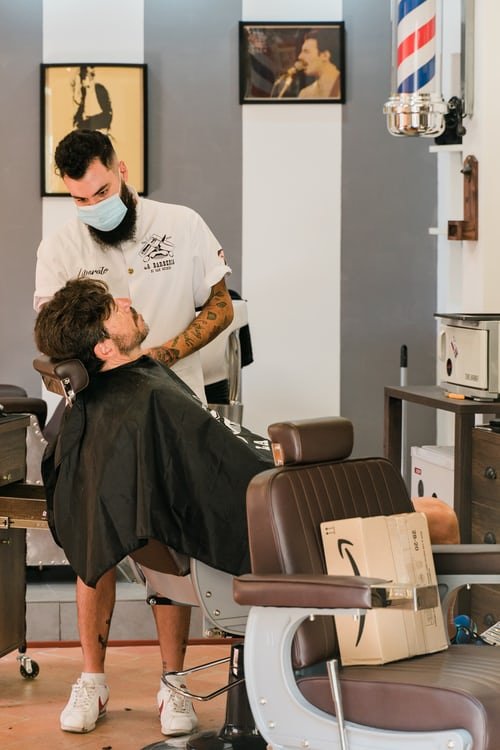 Un homme chez le coiffeur. l Source : Unsplash