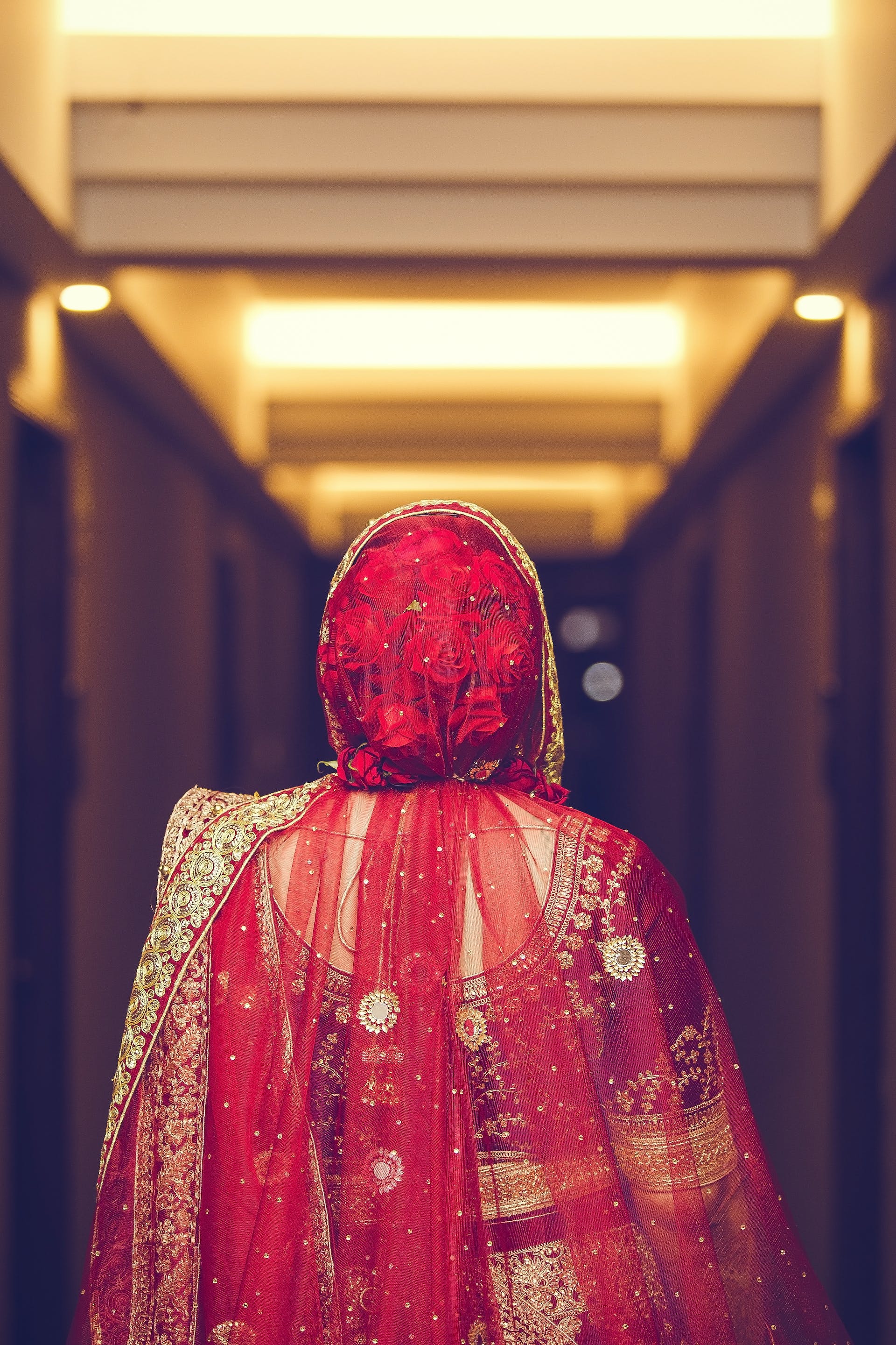 Una novia con un vestido tradicional rojo | Fuente: Pexels
