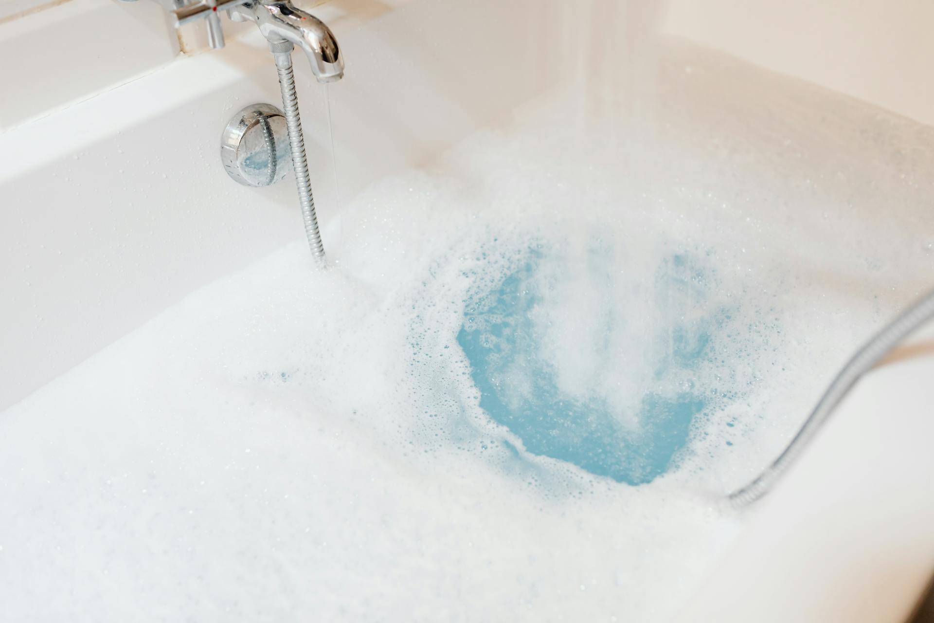 Une baignoire remplie d'eau savonneuse | Source : Pexels