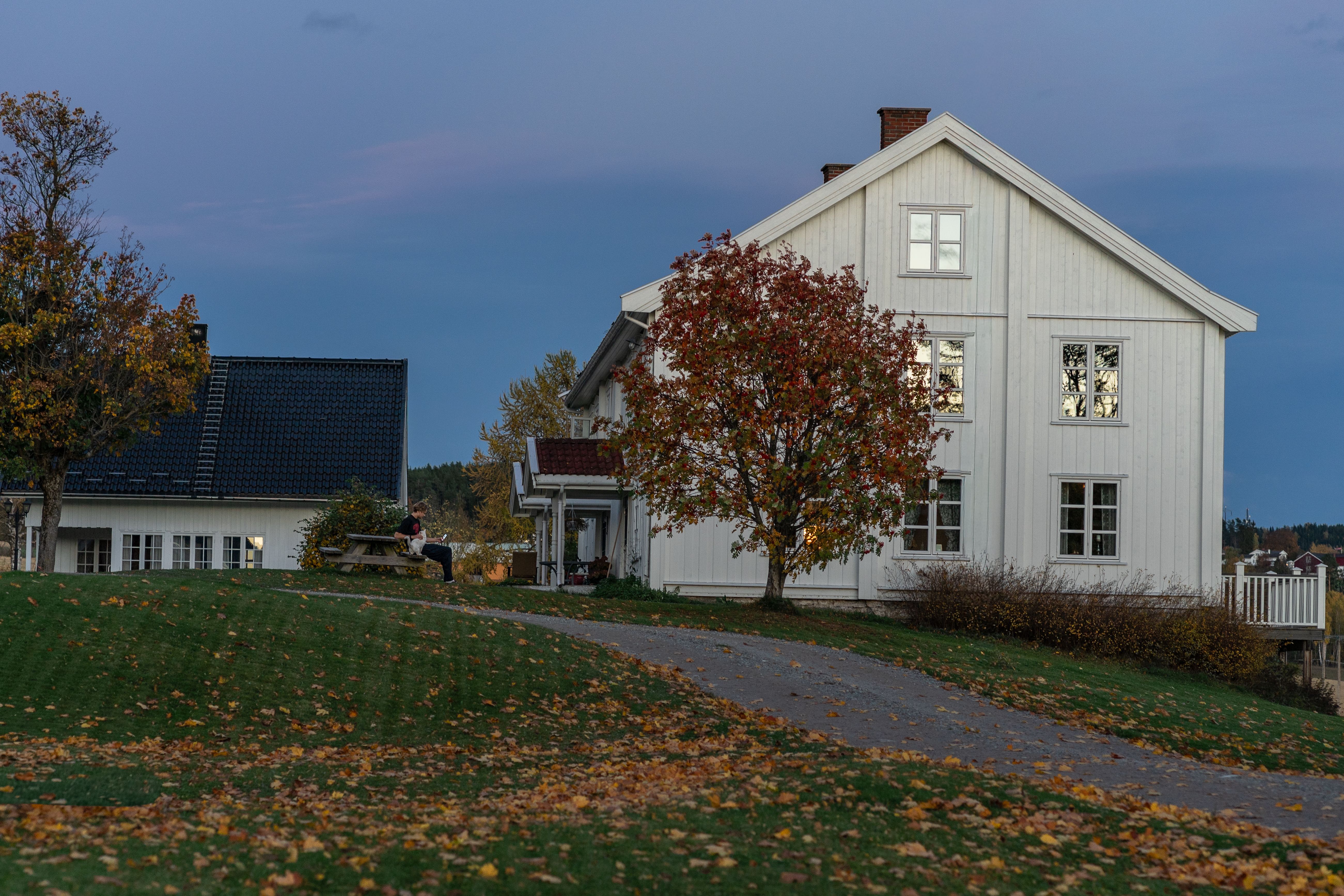 Une maison de campagne pittoresque, entourée de feuillages d'automne au crépuscule | Source : Pexels