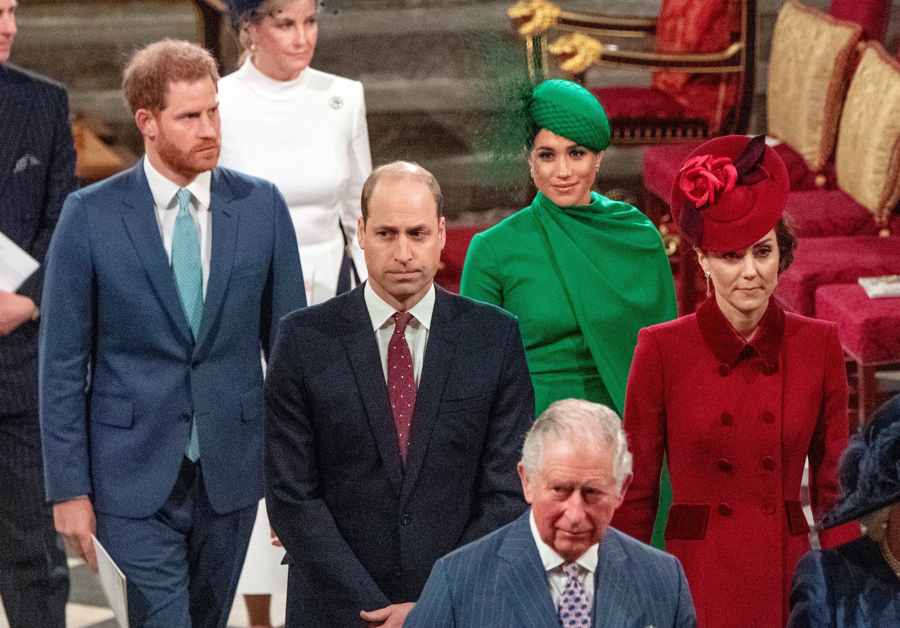 Le prince Harry, duc de Sussex (à gauche) et Meghan, duchesse de Sussex (2e à droite), suivent le prince William, duc de Cambridge (à droite) et Catherine, duchesse de Cambridge (à droite), qui quittent l'abbaye de Westminster après avoir assisté à la cérémonie annuelle du Commonwealth à Londres, le 9 mars 2020. | Source : Getty Images