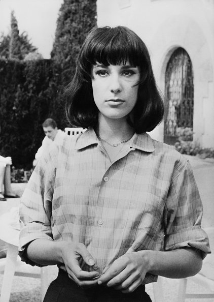 Bernadette Lafont (1938-2013) filme "Et Satan conduit le bal" au Château des Templiers à Collioure, France, le 5 avril 1962 | Photo : Getty Images