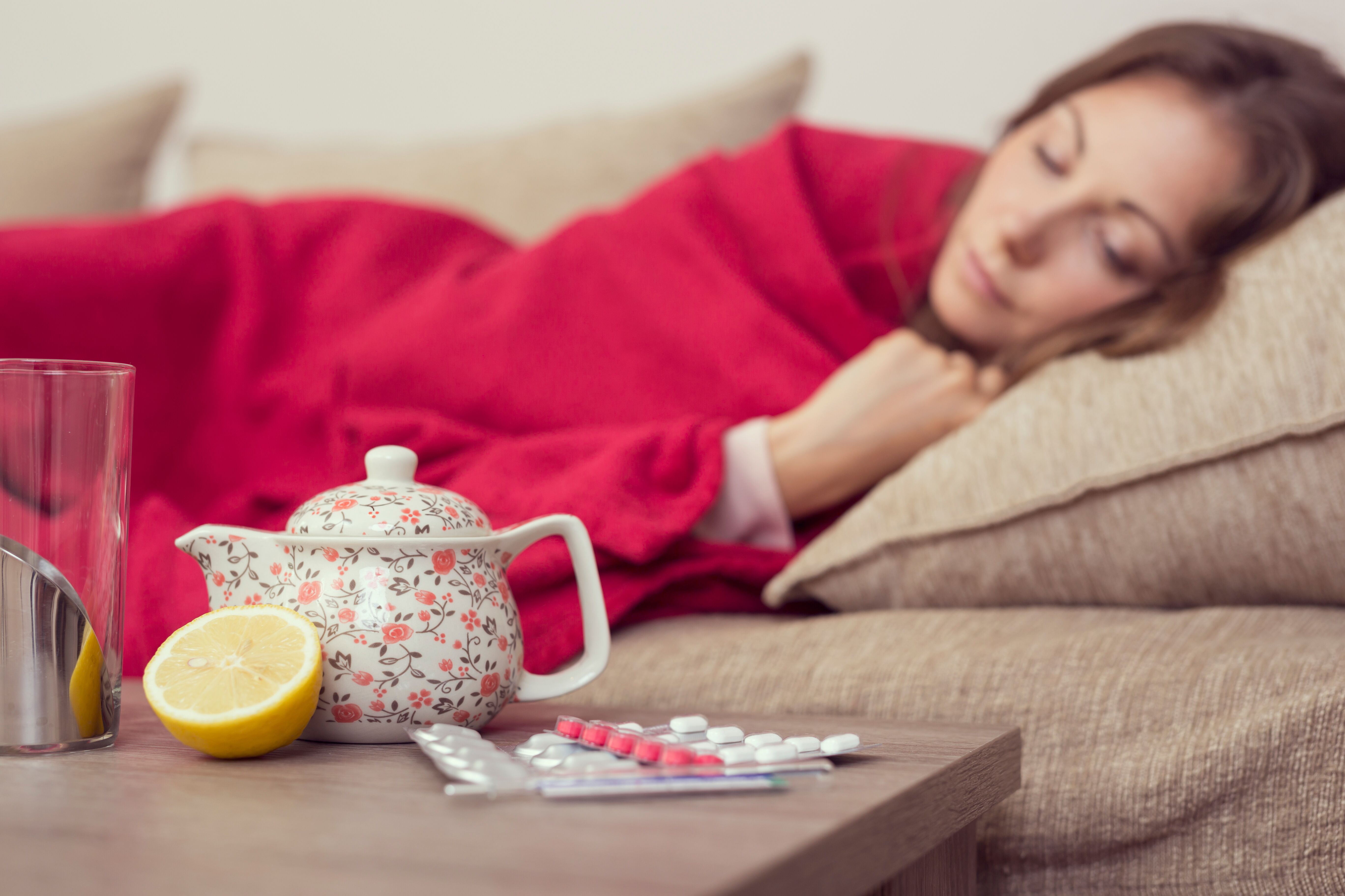 Une femme malade tentant de se reposer pour reprendre des forces. l Source: Shutterstock