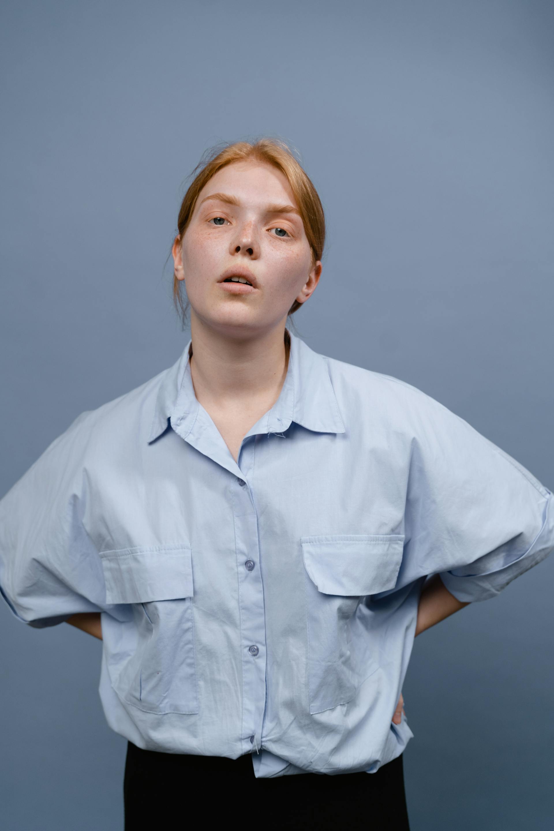 Une femme avec les mains sur les hanches et une expression fatiguée | Source : Pexels