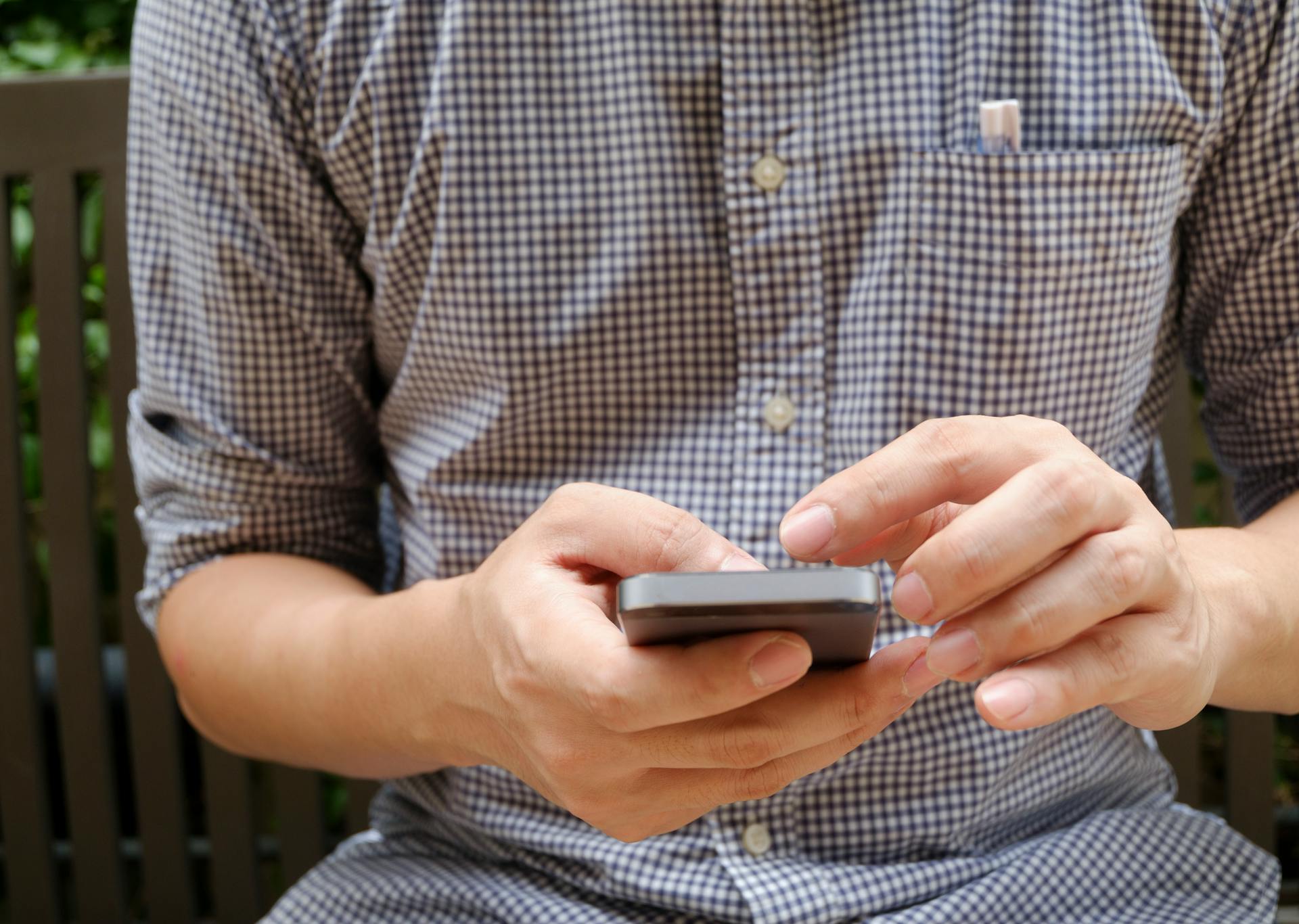 Un homme tenant un téléphone | Source : Pexels