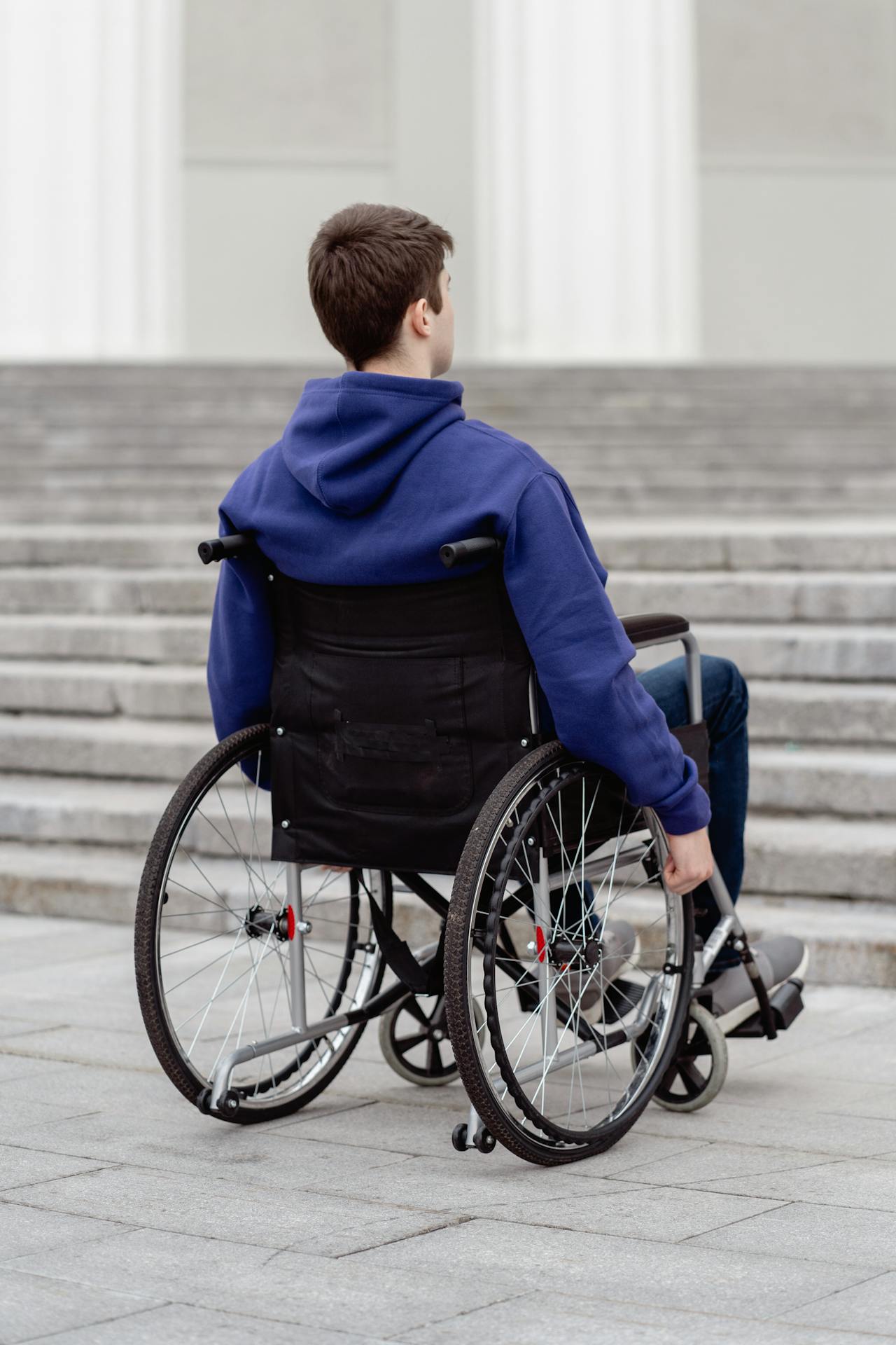 Un homme seul assis dans un fauteuil roulant | Source : Pexels